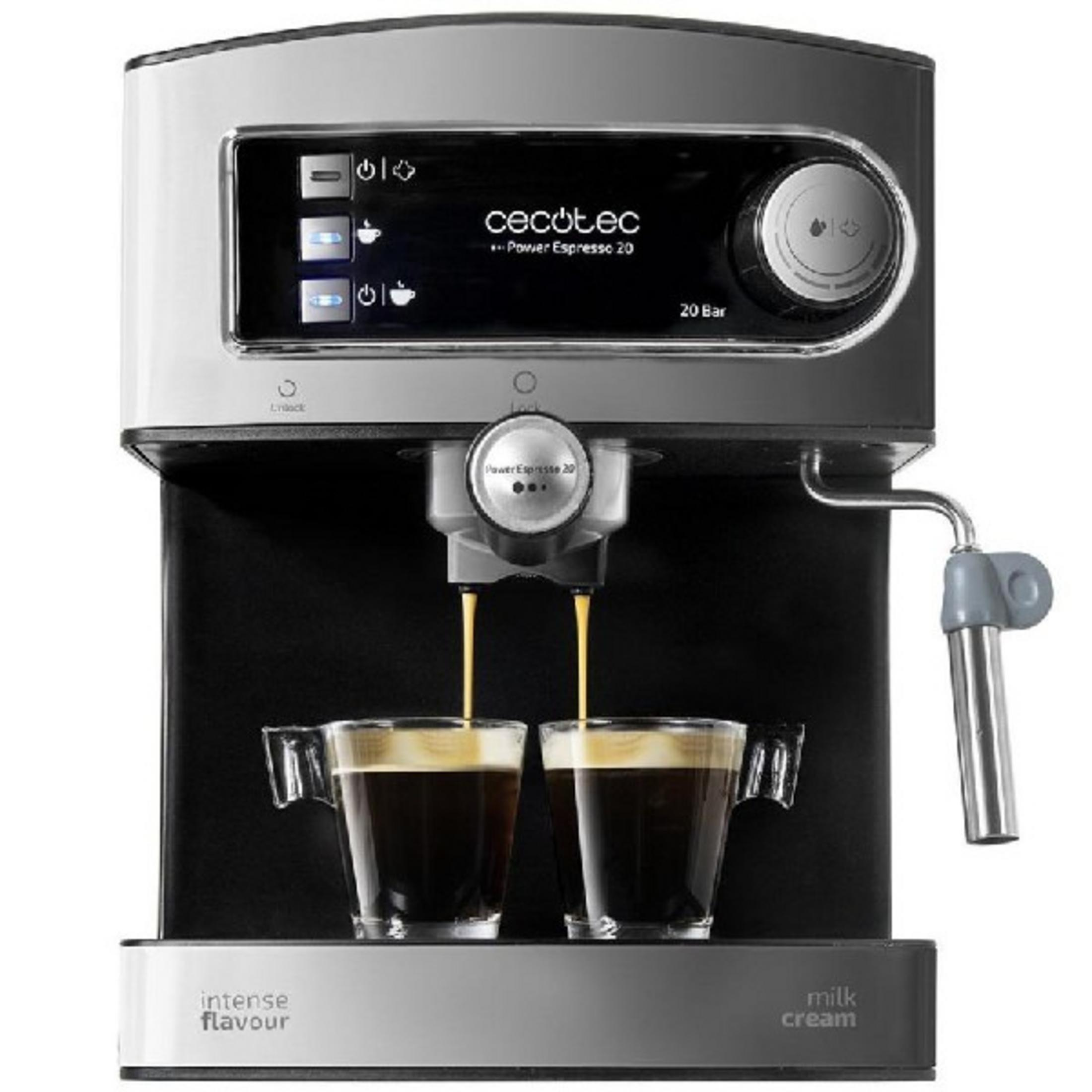 Una macchina per caffè espresso prepara due tazze di espresso, che scorrono dai beccucci.