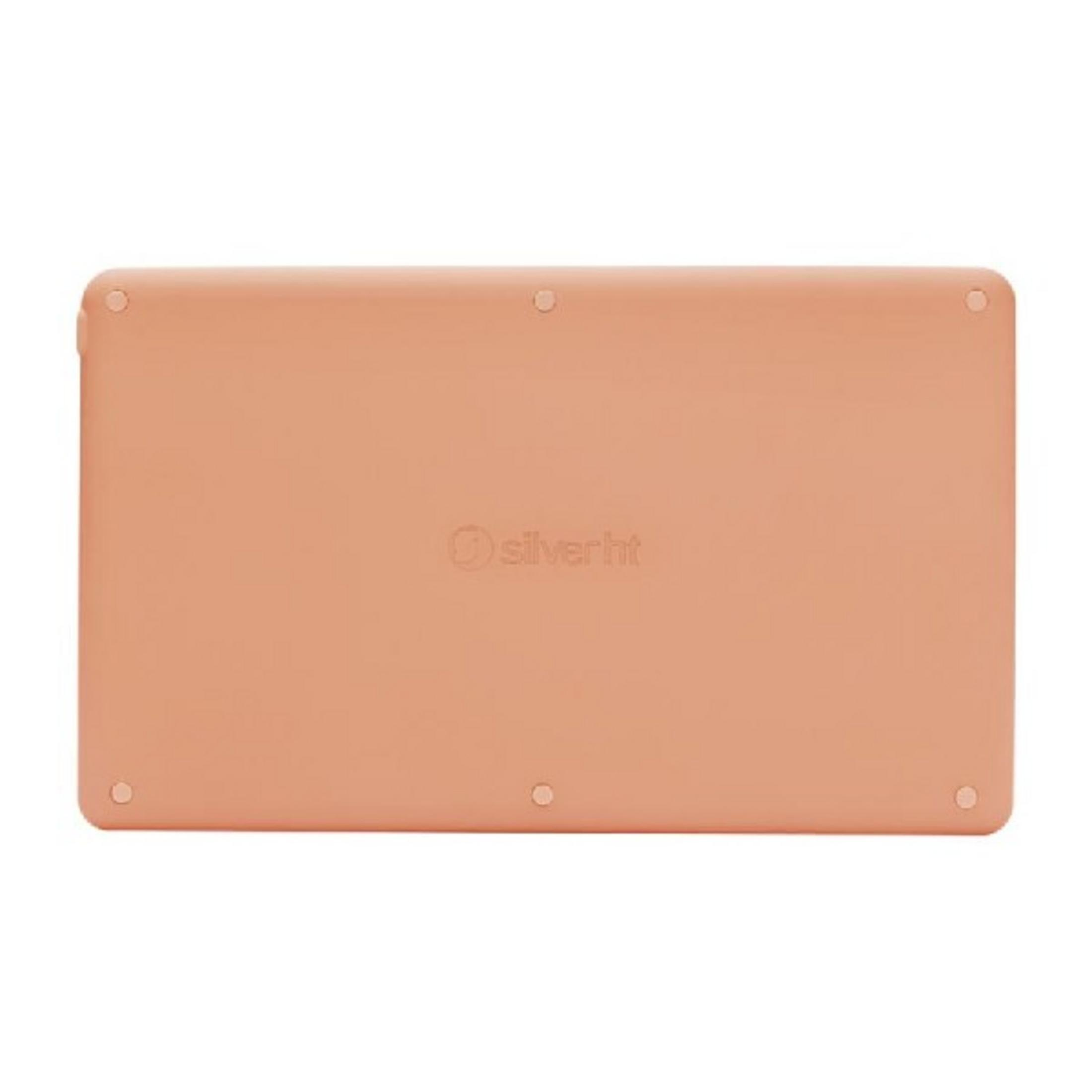 Retro di un tablet color corallo con quattro piedini in gomma e un logo.