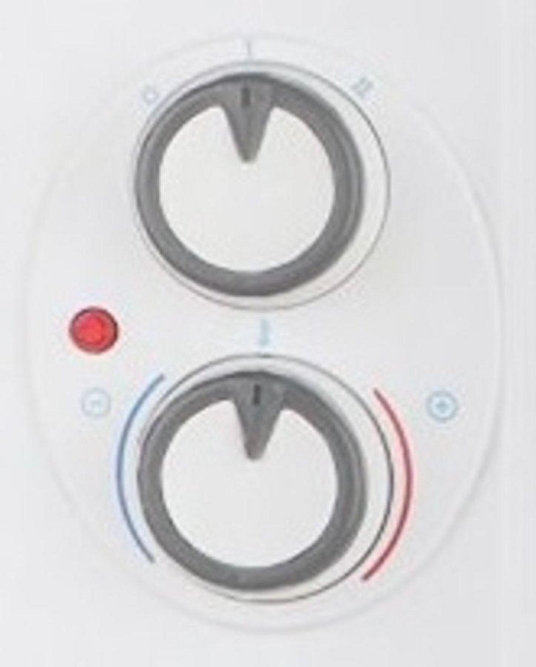 Pannello di controllo bianco con due manopole e una spia rossa.