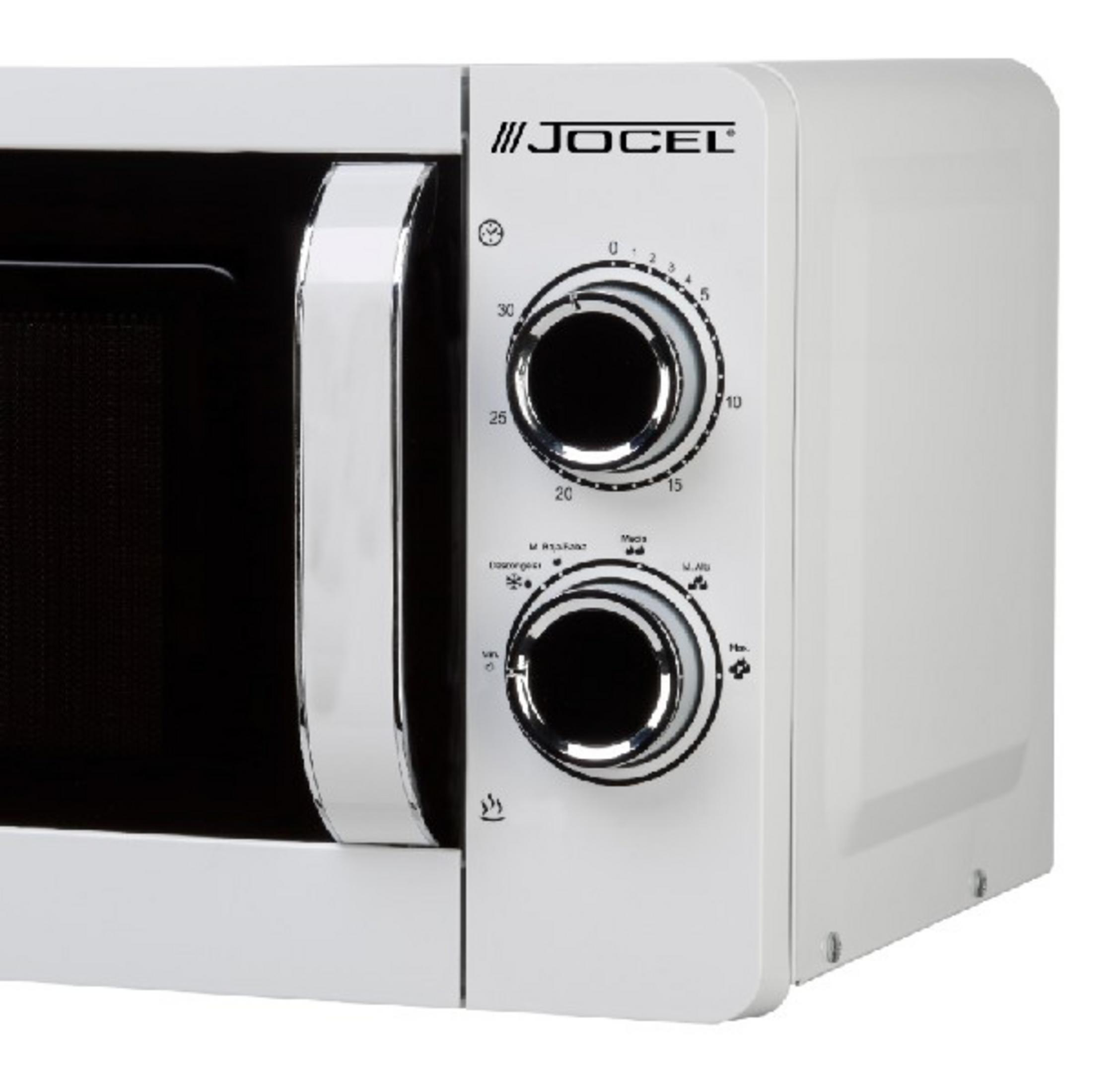 Un microondas Jocel blanco con puerta negra y dos diales de control.