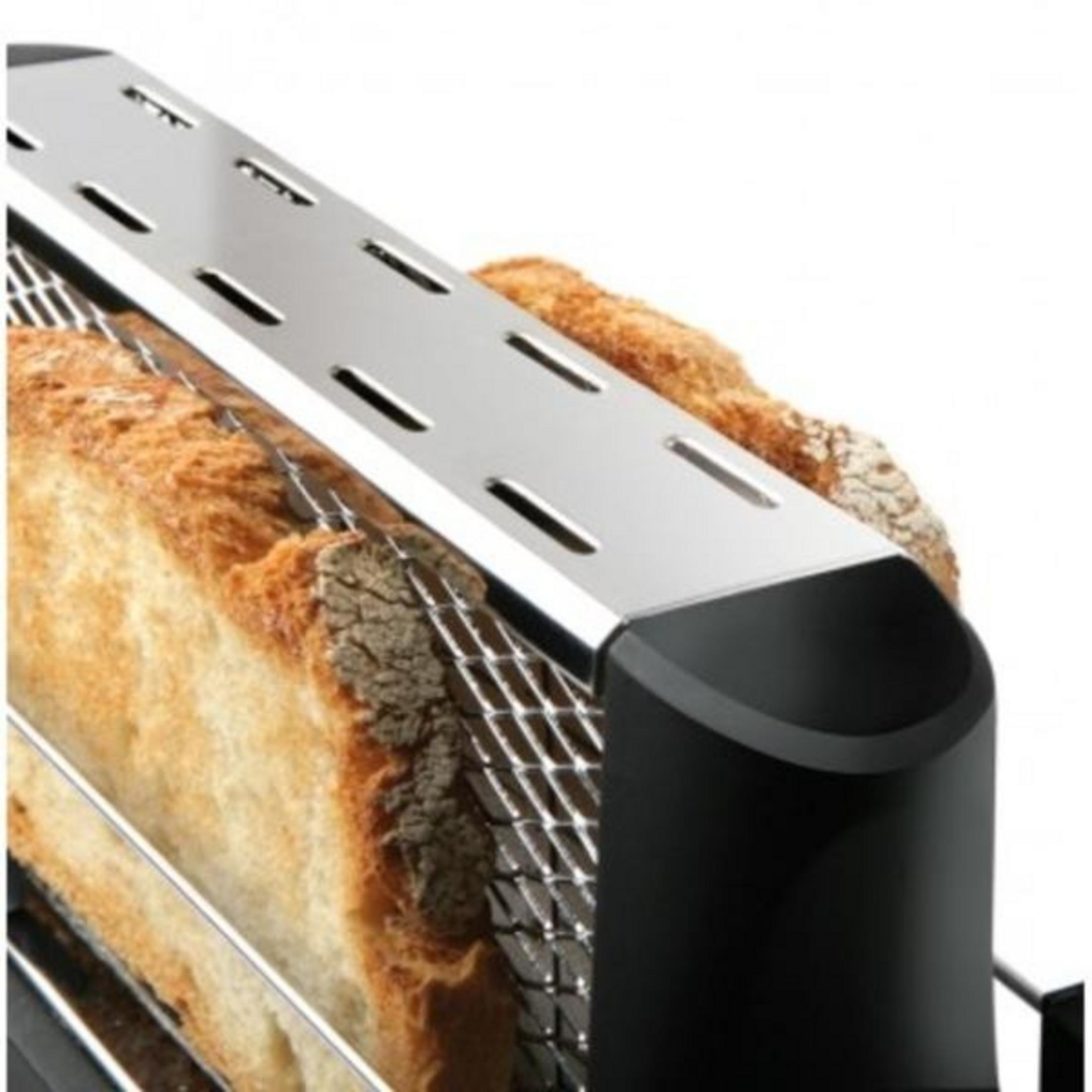Nahaufnahme von goldbraunem Toast in einem silbernen und schwarzen Toaster.
