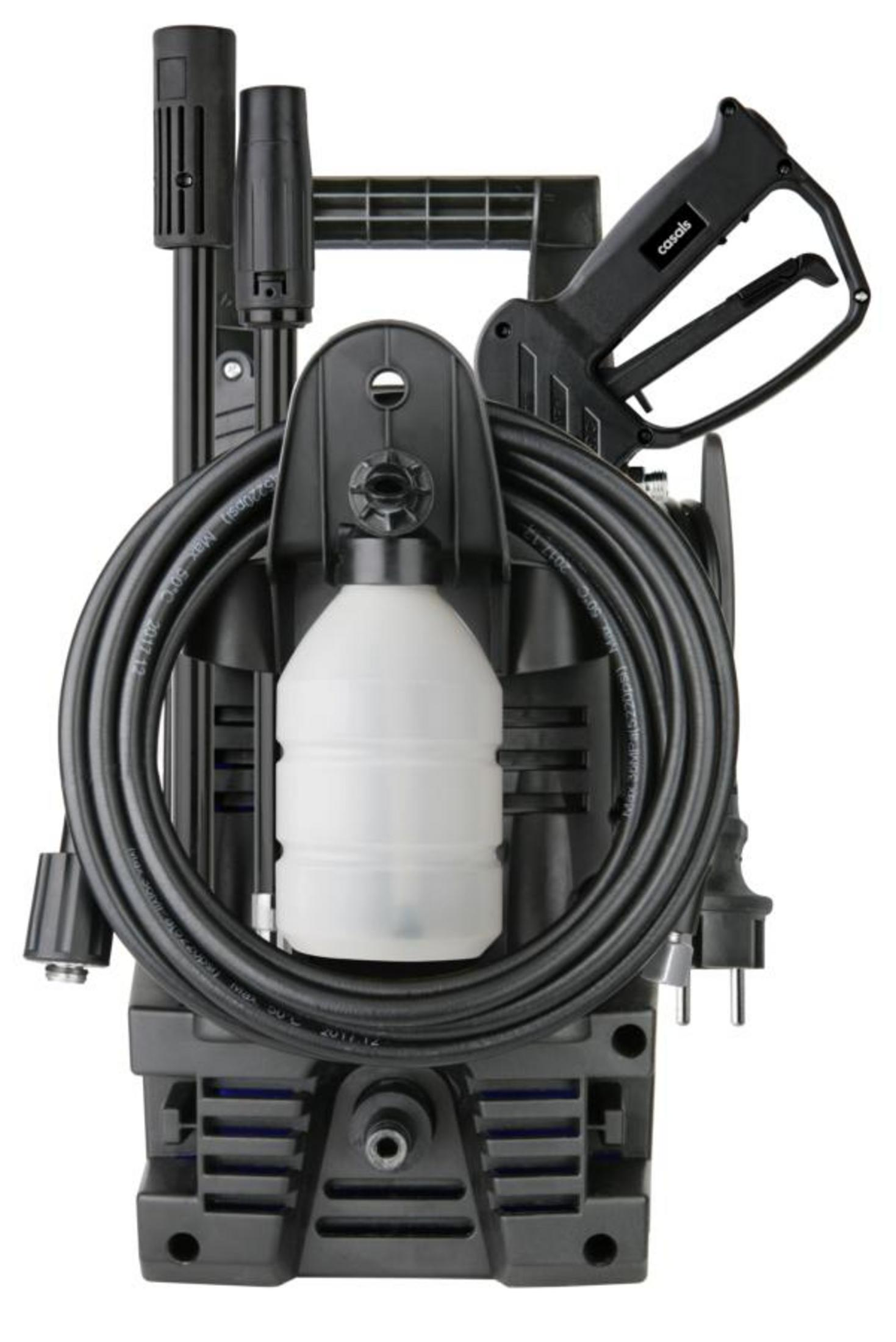 Idropulitrice nera con tubo avvolto, pistola a spruzzo e flacone detergente staccabile.