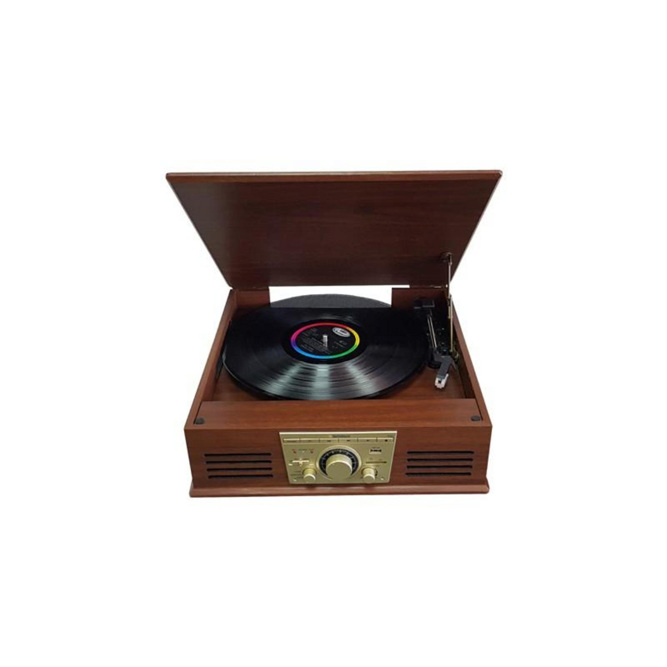 Un tocadiscos marrón con la tapa abierta y un disco de vinilo negro.