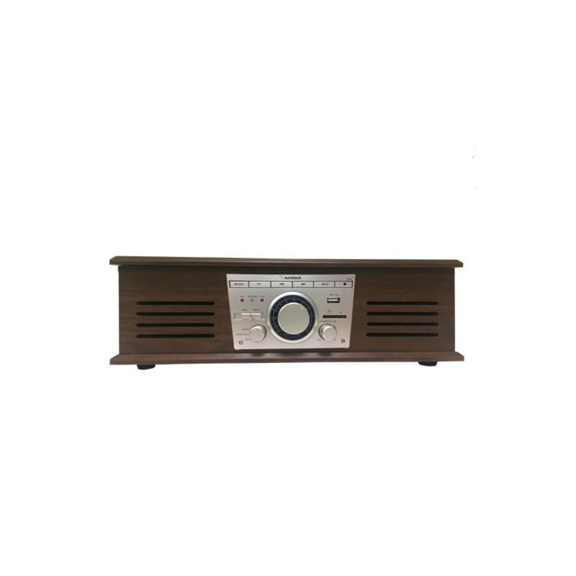 Gabinete de madera marrón con panel frontal plateado, perillas y un dial grande.