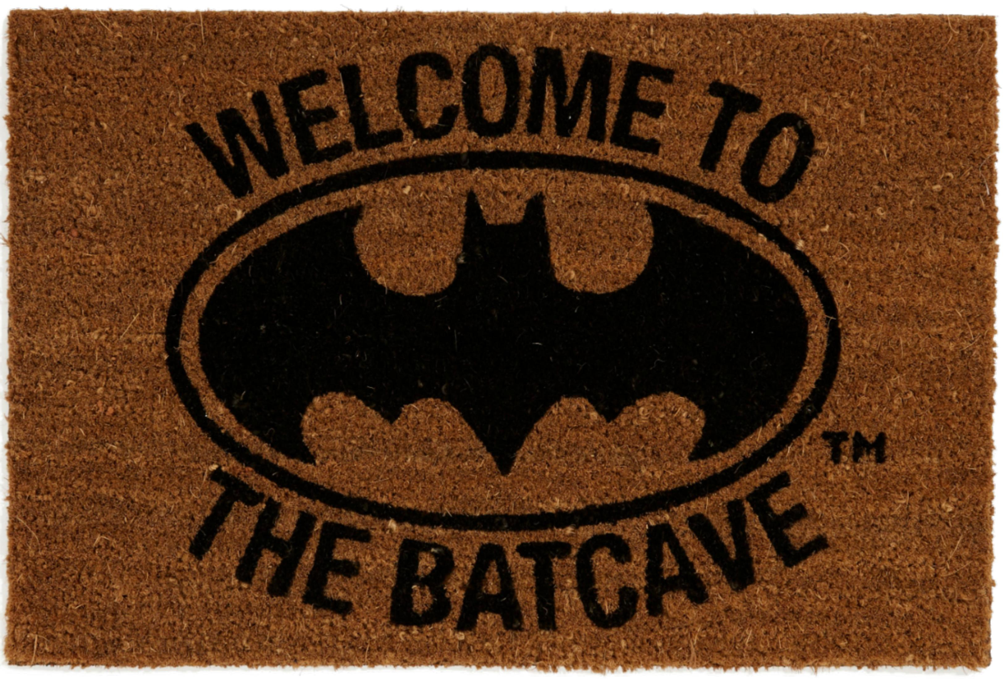 Felpudo marrón con logo negro de Batman y texto: Welcome to The Batcave.
