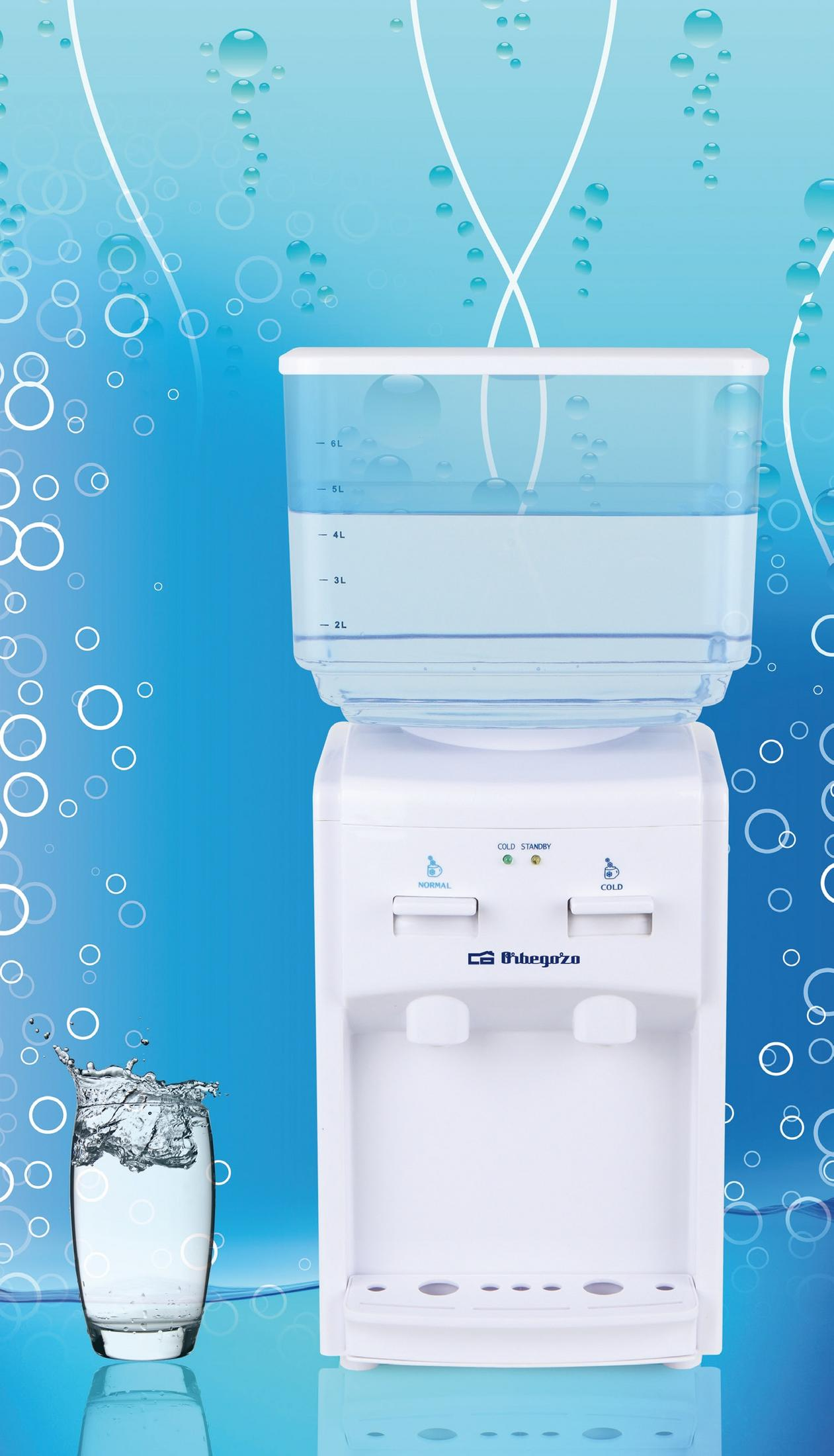 Un dispensador de agua blanco con un tanque lleno y un vaso sirviéndose agua.