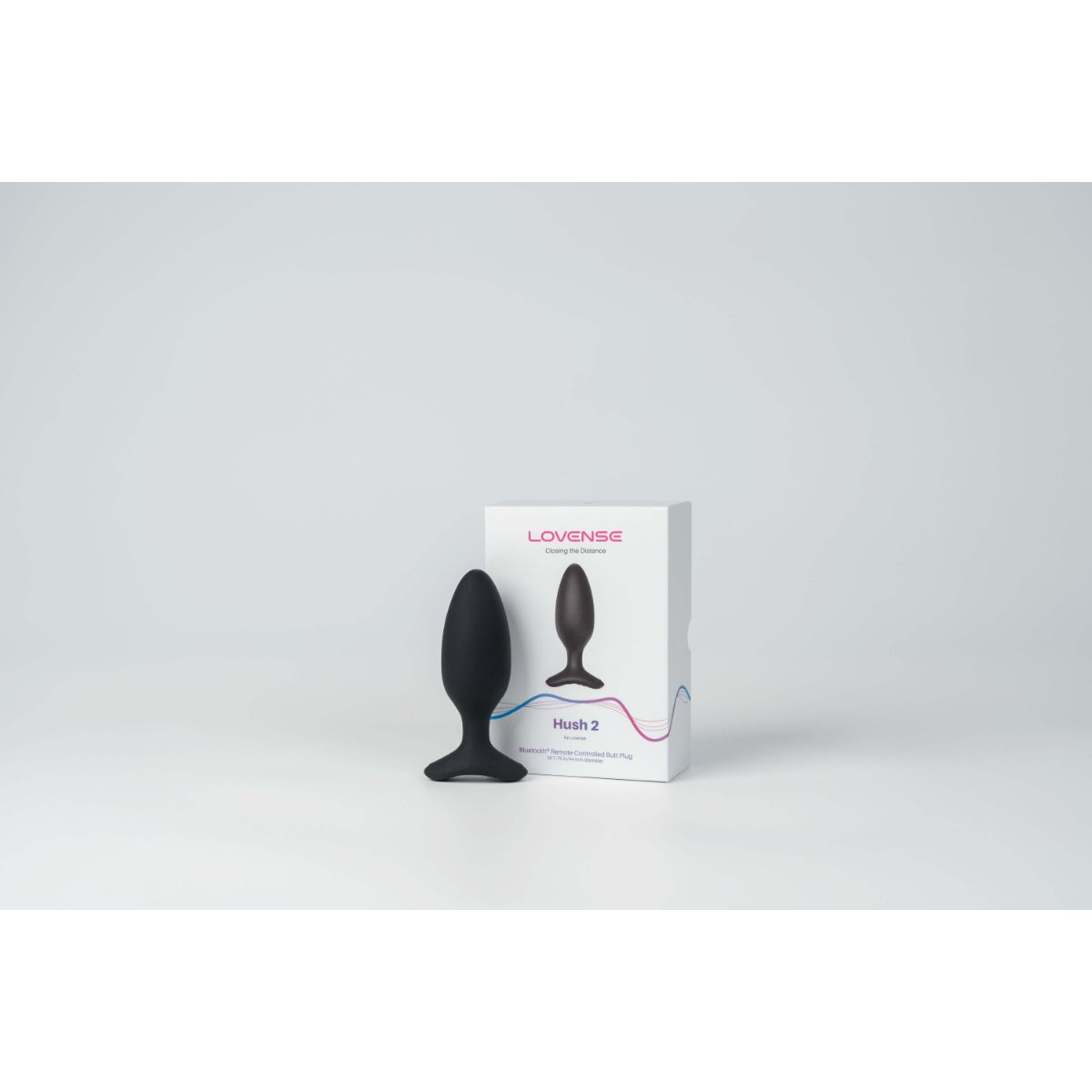 Schwarzer Lovense Hush 2 Butt Plug und Box auf weißem Grund.