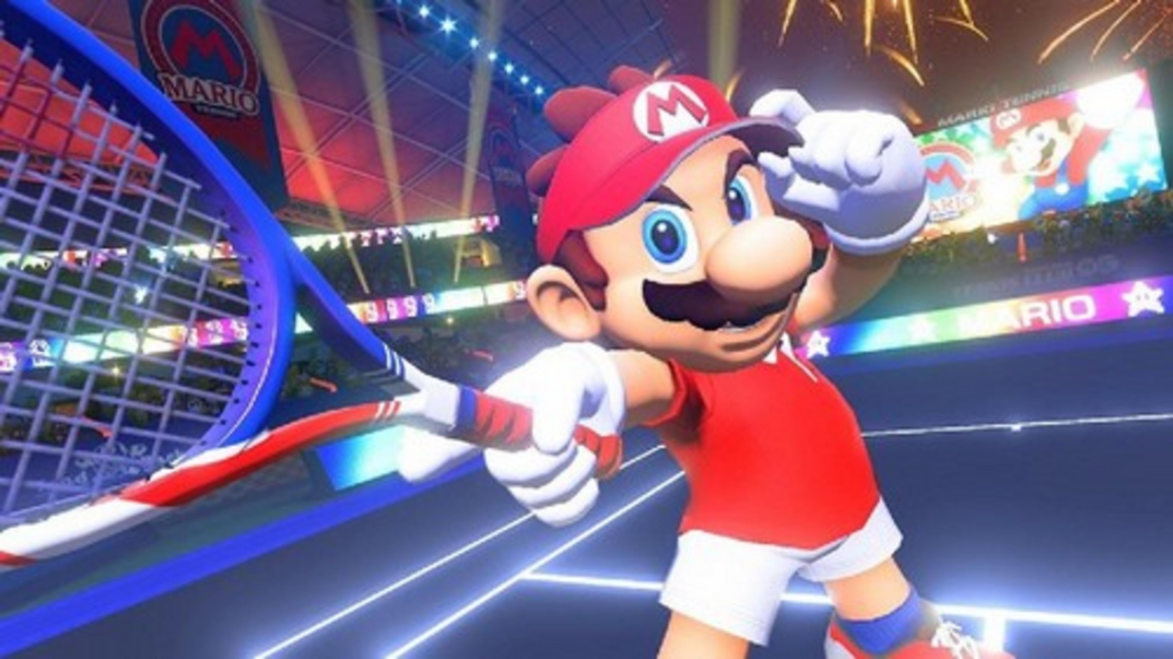 Mario in tenuta da tennis rossa brandisce una racchetta blu. Luci e striscioni sullo sfondo.