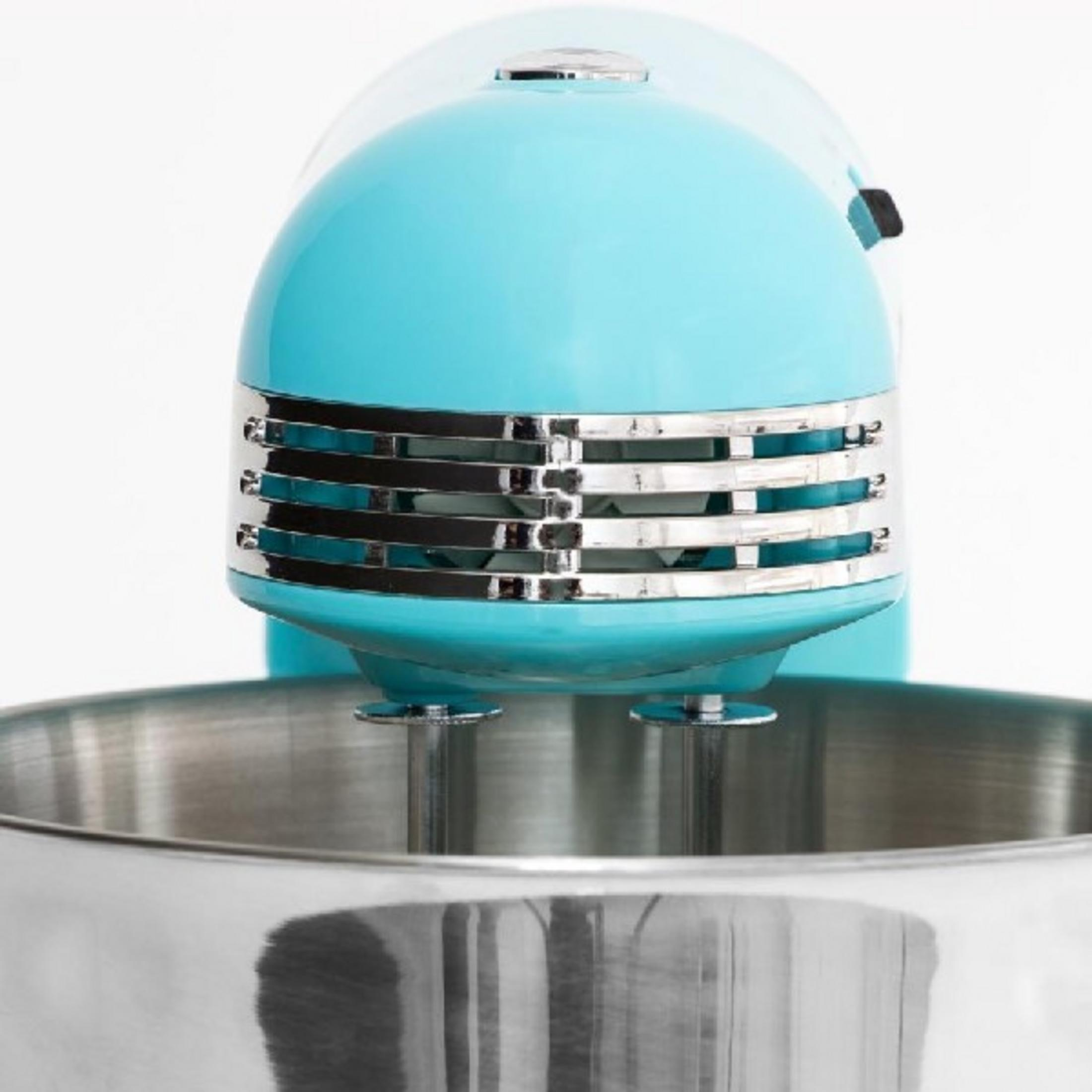Un batidora de pie azul claro con detalles cromados y bol de acero inoxidable.