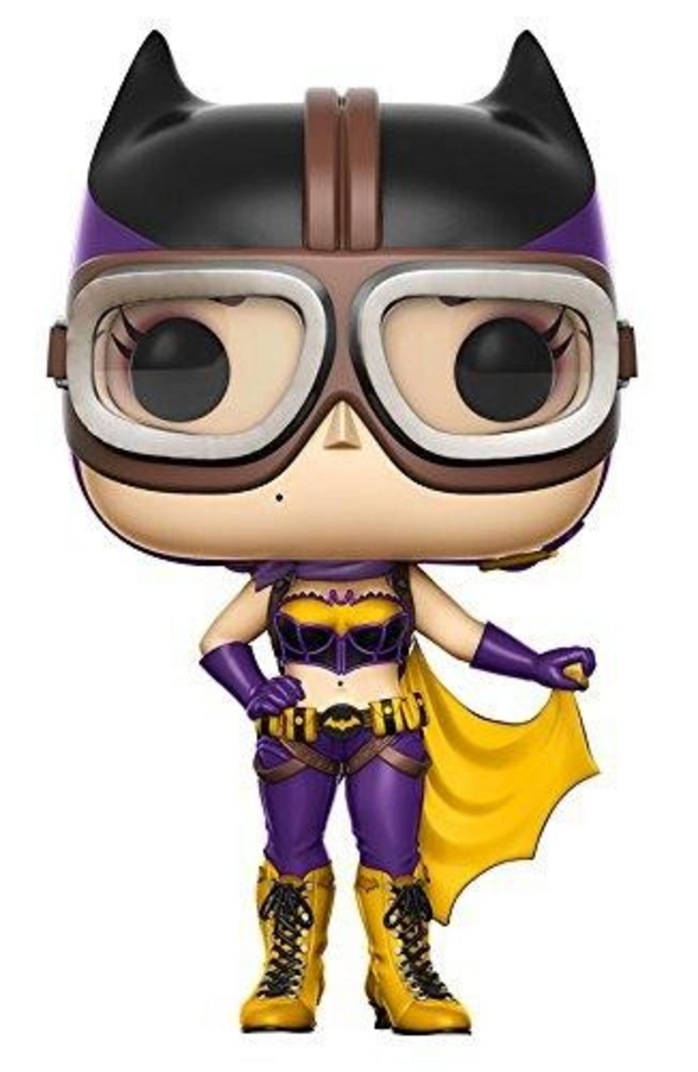 Eine Vinylfigur von Batgirl in lila und gelb, mit Pilotenbrille und Cape.