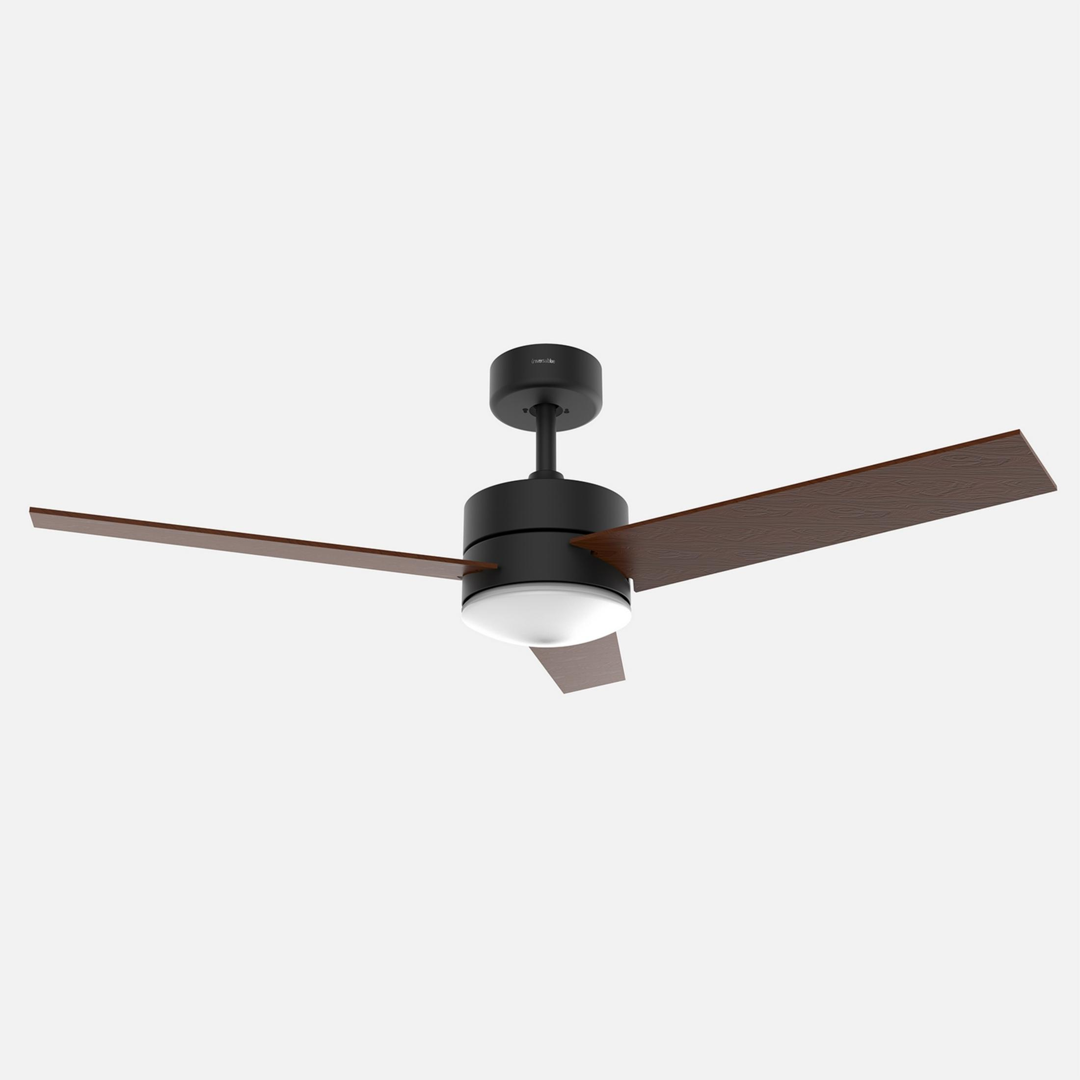 Un ventilatore da soffitto nero con pale effetto legno e luce integrata.