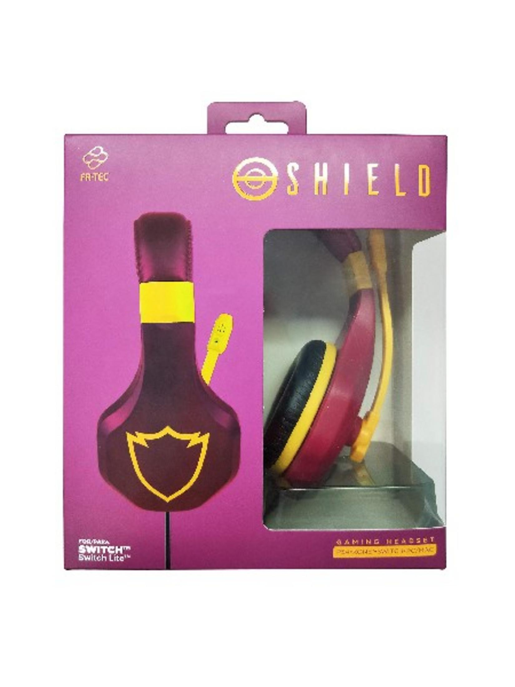 Scatola viola con cuffie rosse e gialle e logo a scudo.