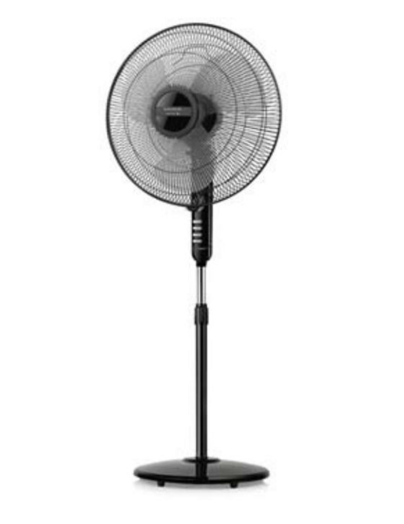 Un ventilatore a piedistallo nero con base rotonda e supporto regolabile.