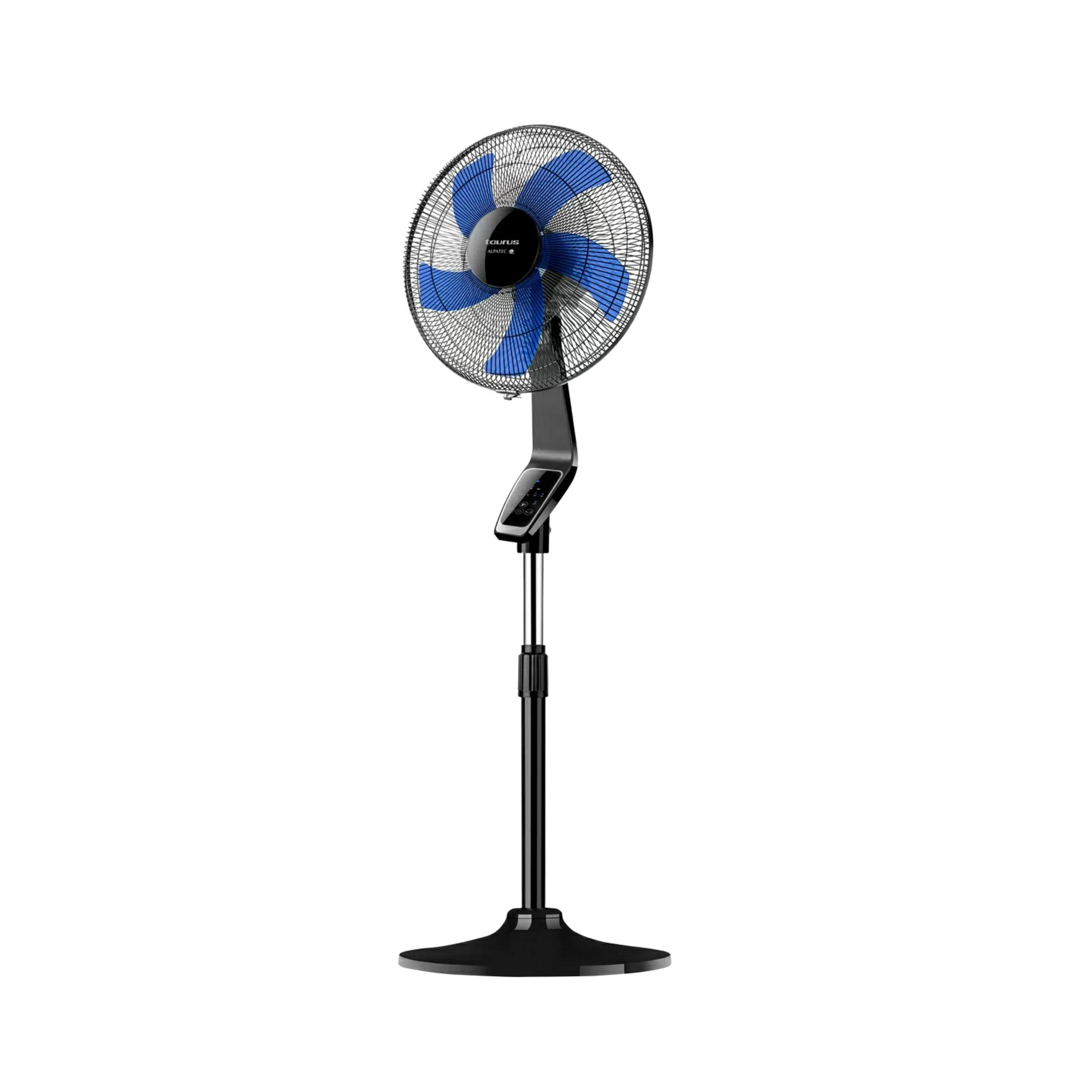 Un ventilatore da terra nero con pale blu e pannello di controllo.