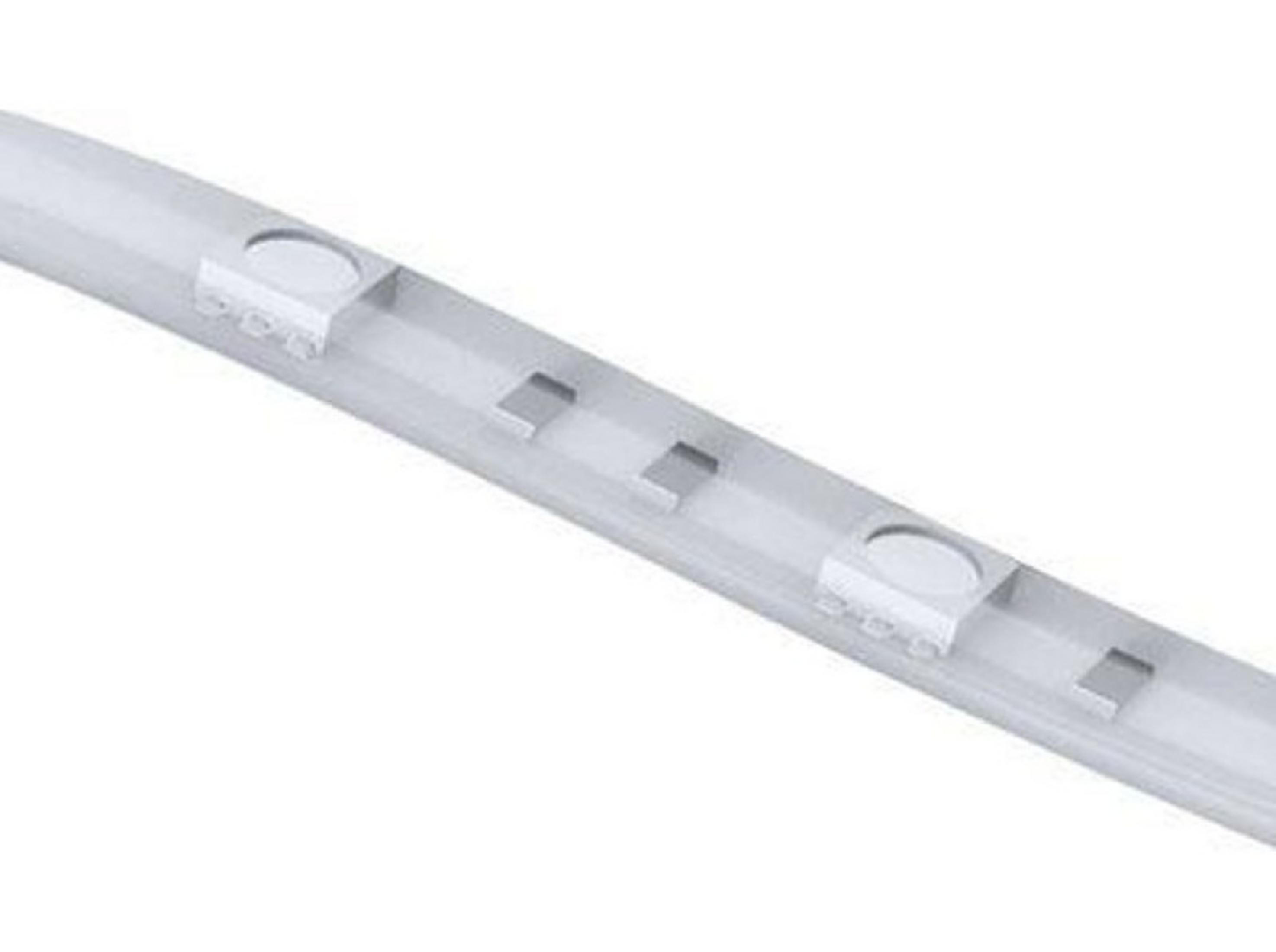 Corpo illuminante lineare bianco con clip di montaggio visibili e incavi.
