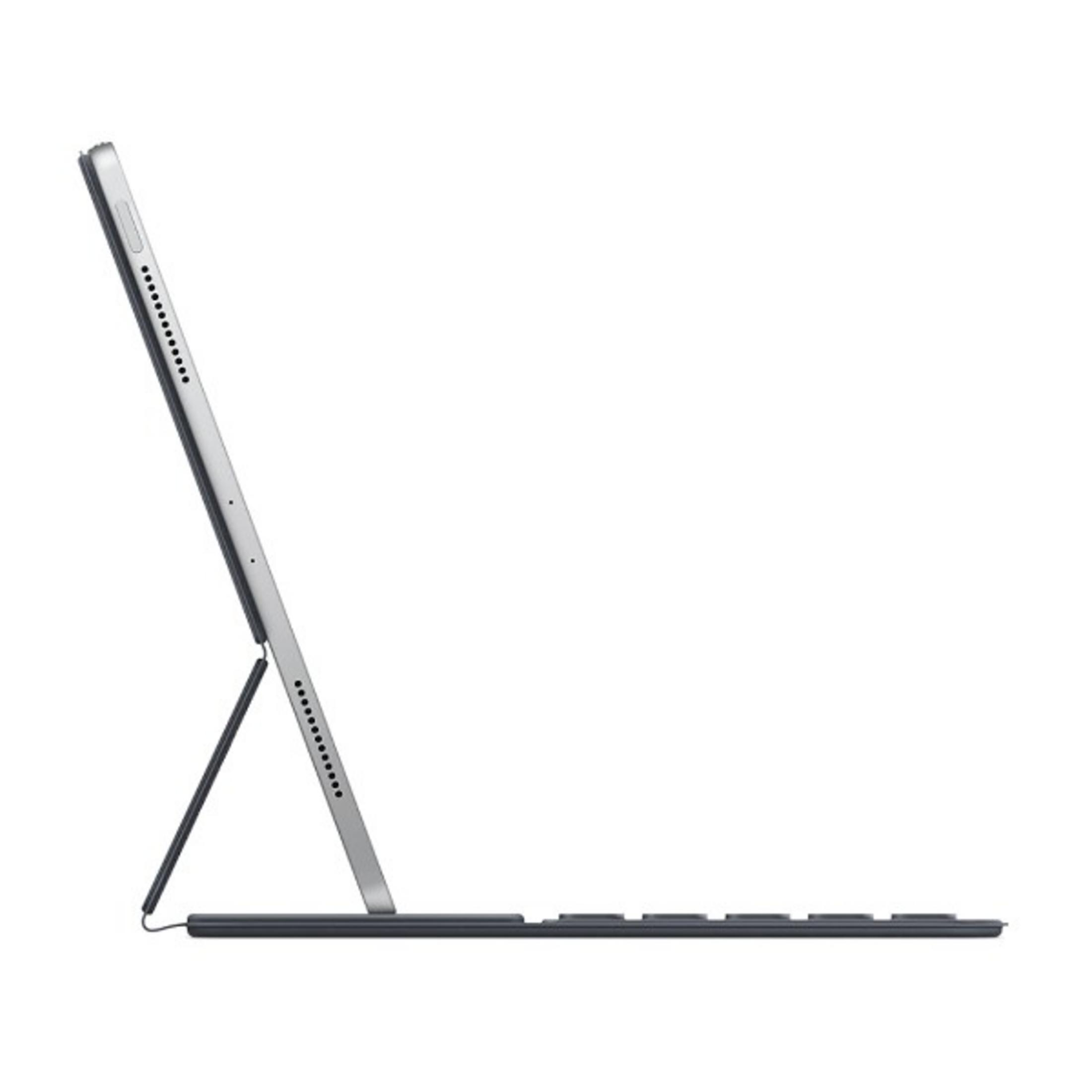 Una tableta plateada con un soporte de teclado, vista de perfil sobre fondo blanco.