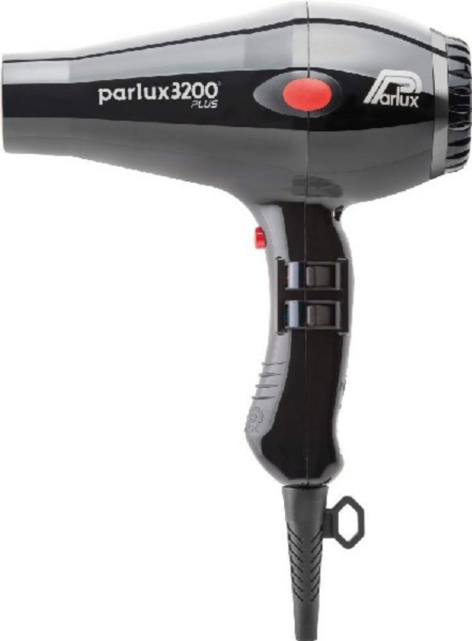 Un asciugacapelli Parlux 3200 nero con pulsante rosso, su sfondo bianco.