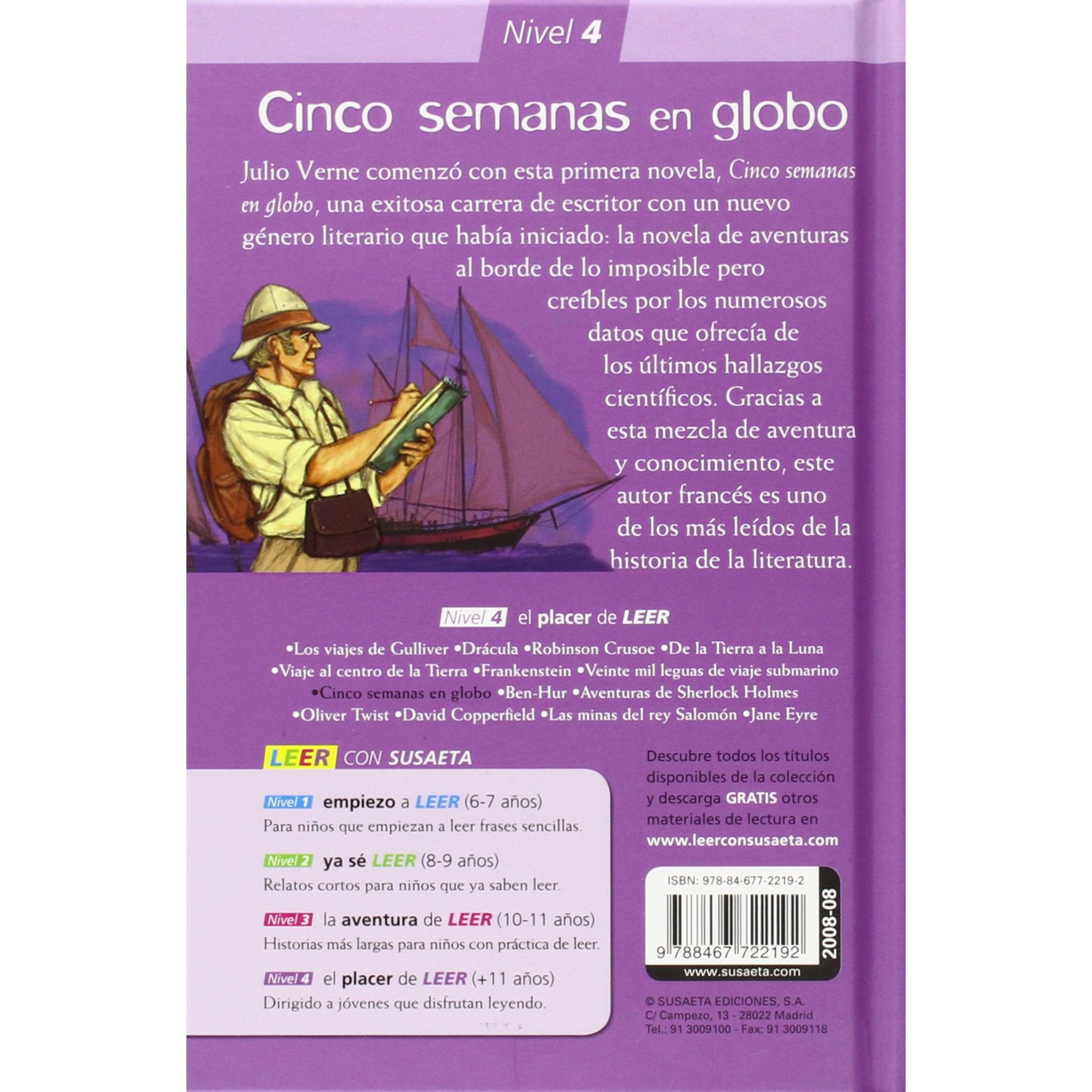 Un hombre con atuendo de safari está ante un velero, escribiendo en un cuaderno.