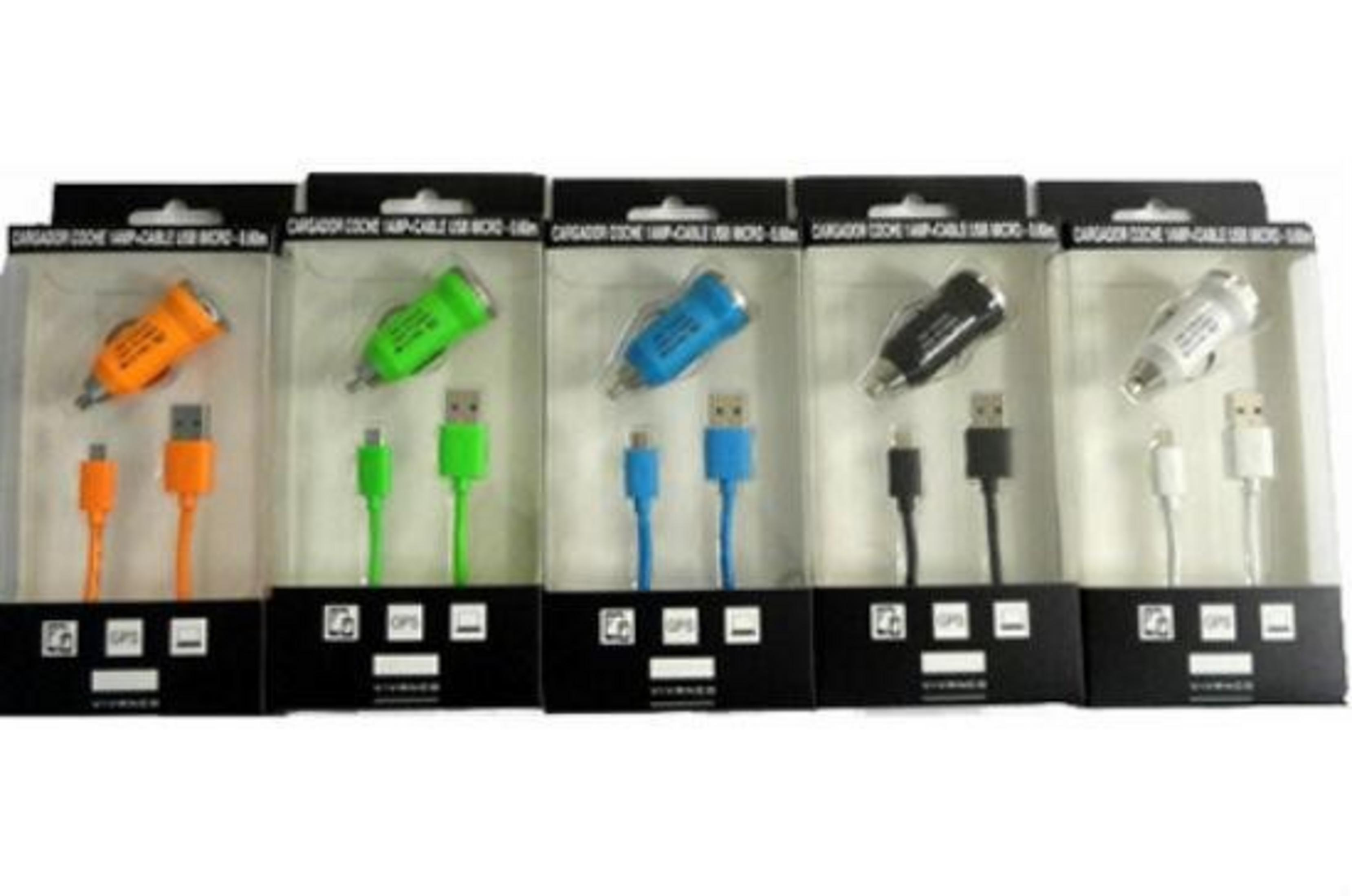 Cinco cargadores de coche USB y cables empaquetados en naranja, verde, azul, negro y blanco.