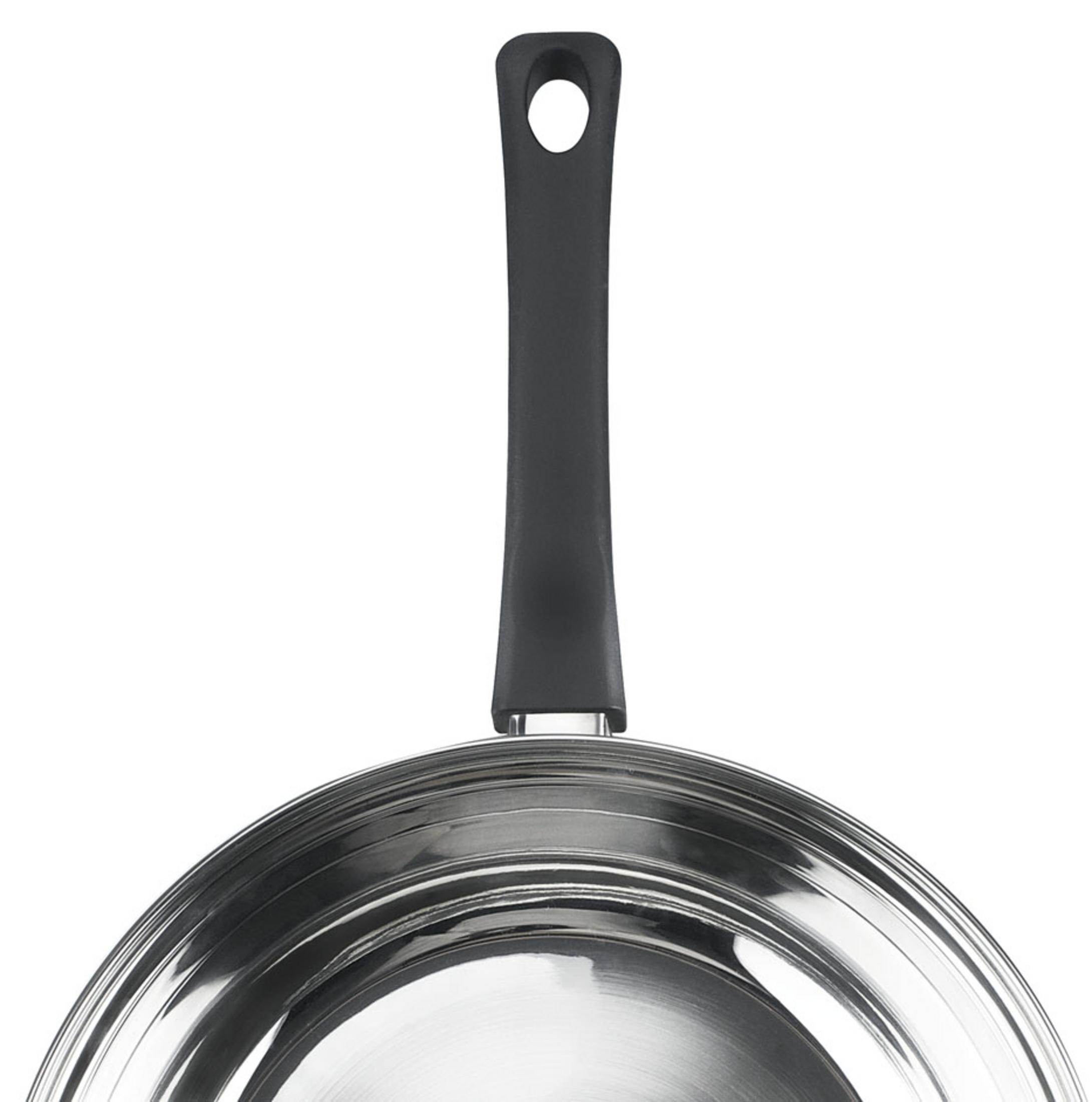 Parte de una olla con mango negro y borde plateado.