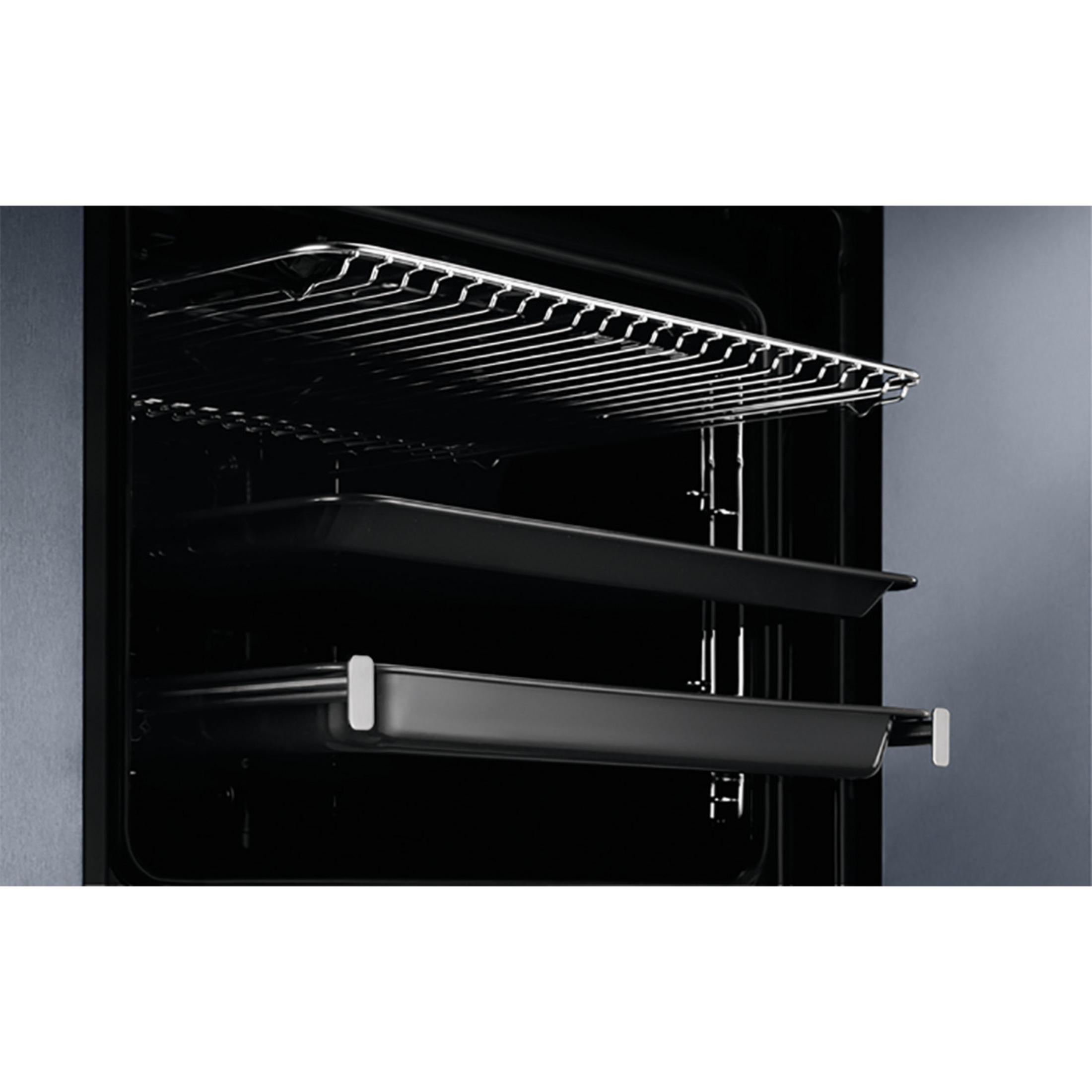 Vista interior de un horno con tres niveles: una rejilla y dos bandejas.