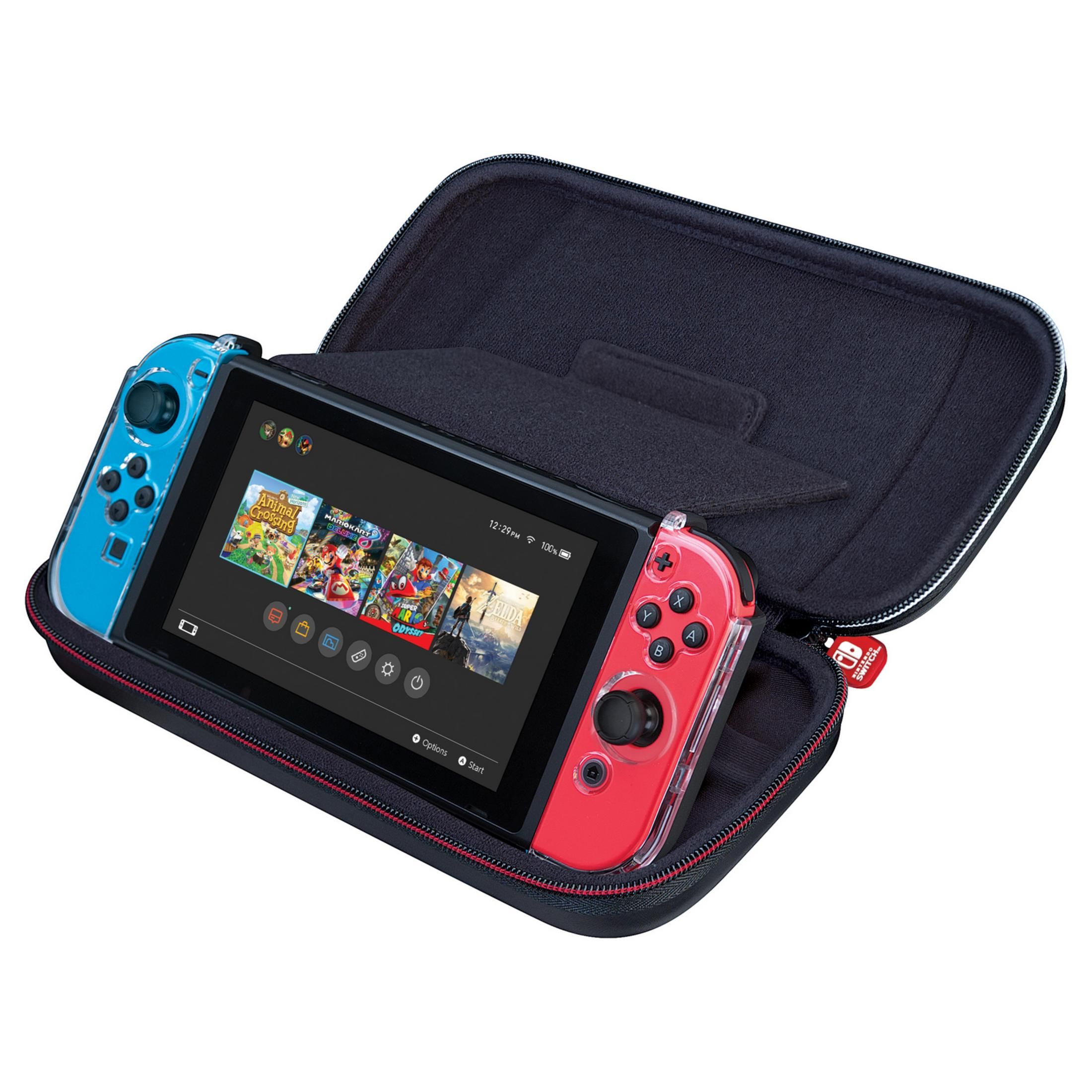 Nintendo Switch en un estuche negro con controladores azules y rojos.