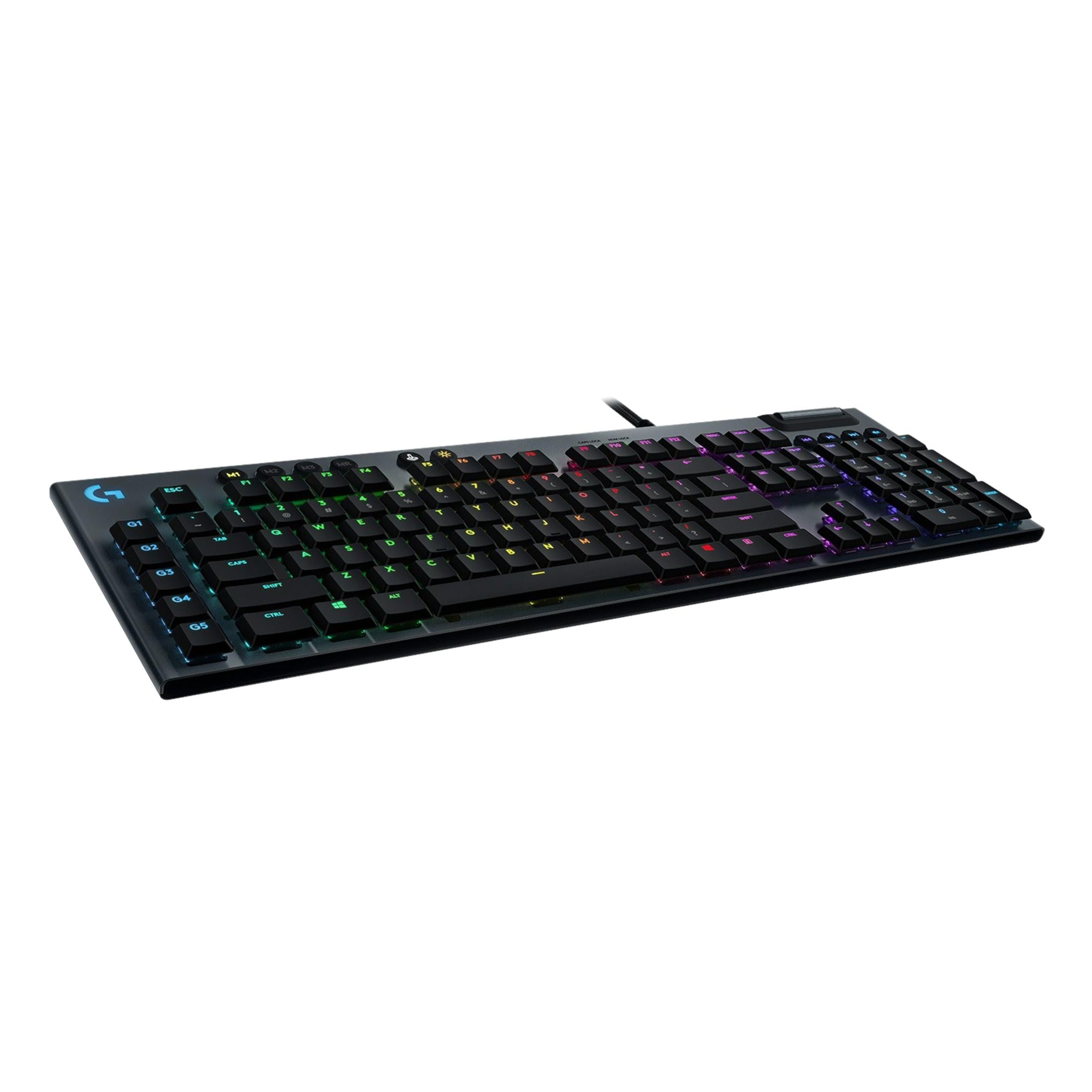 Una tastiera nera con illuminazione RGB su sfondo bianco.