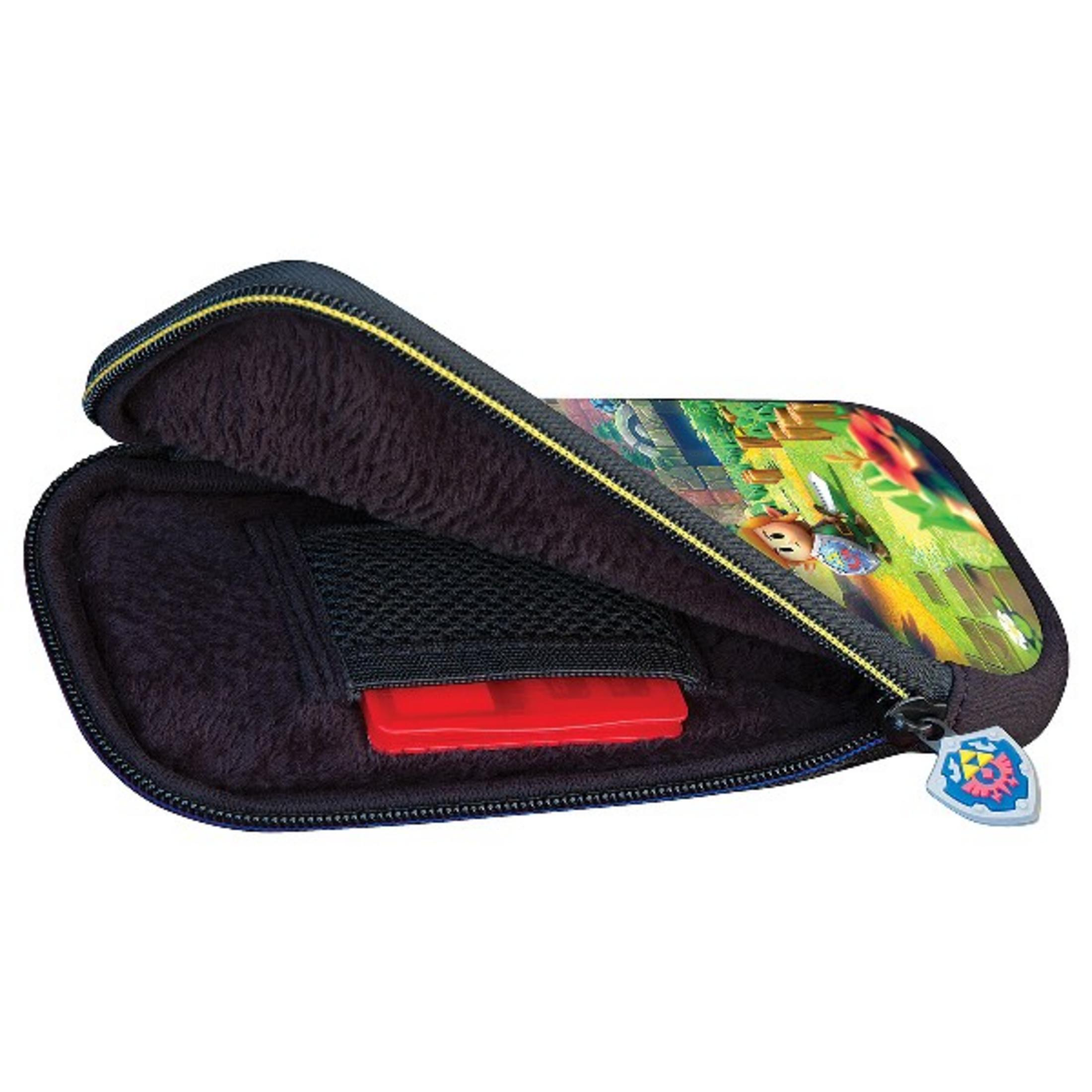 Bolsa azul abierta con cremallera amarilla, muestra tarjeta de juego roja y arte de personaje de dibujos animados.