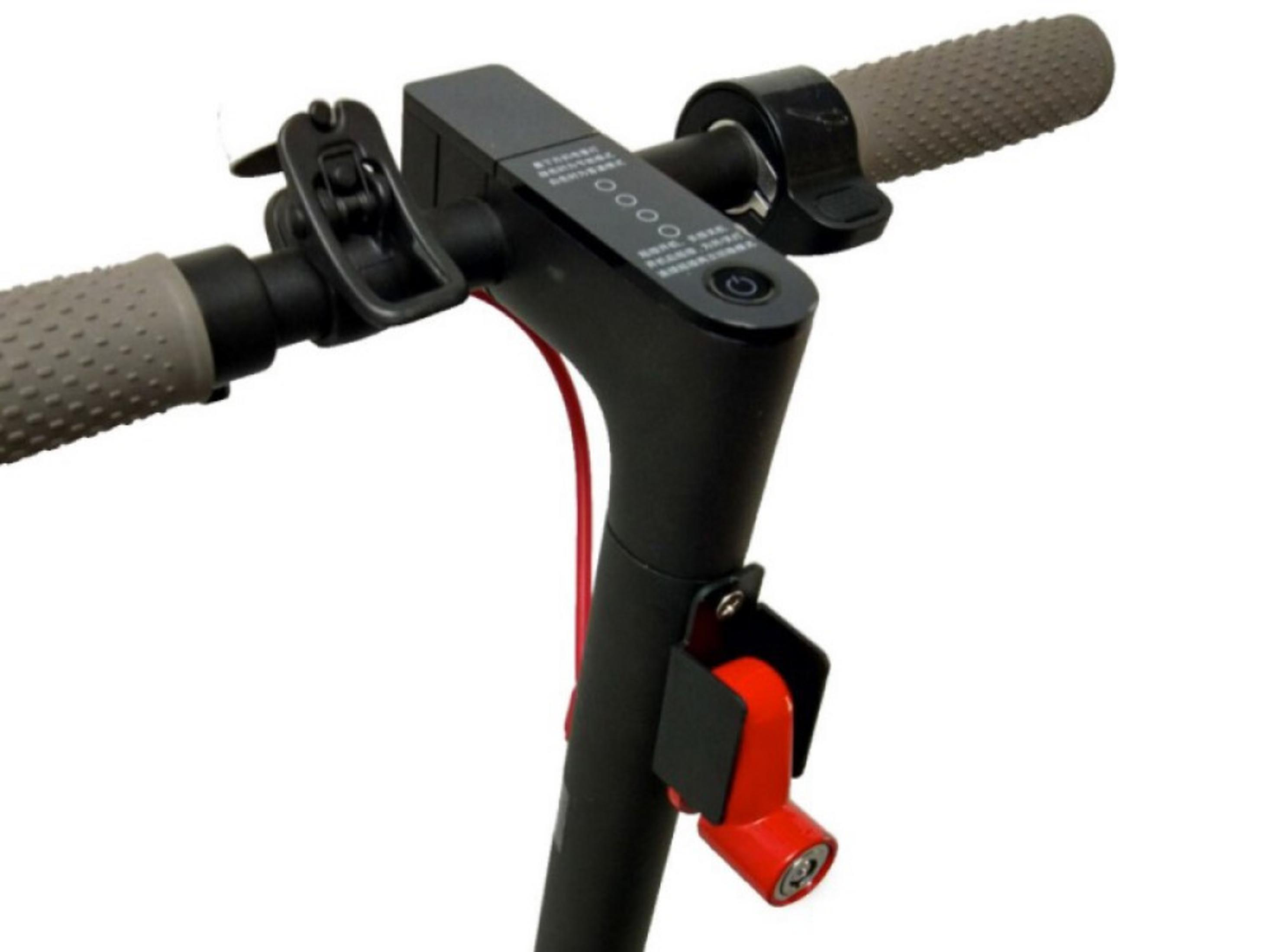 Manillar de patinete eléctrico con acelerador, freno, pantalla y candado rojo.