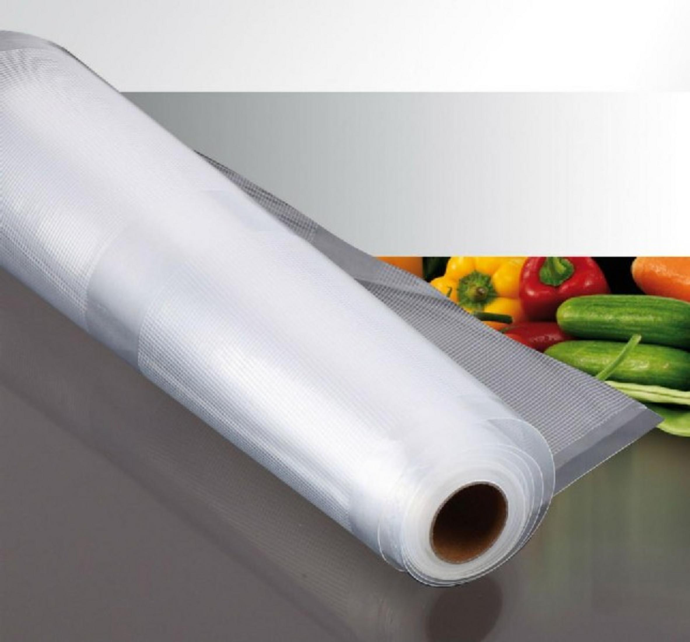 Un rollo de material para bolsas de vacío descansa sobre una superficie oscura.