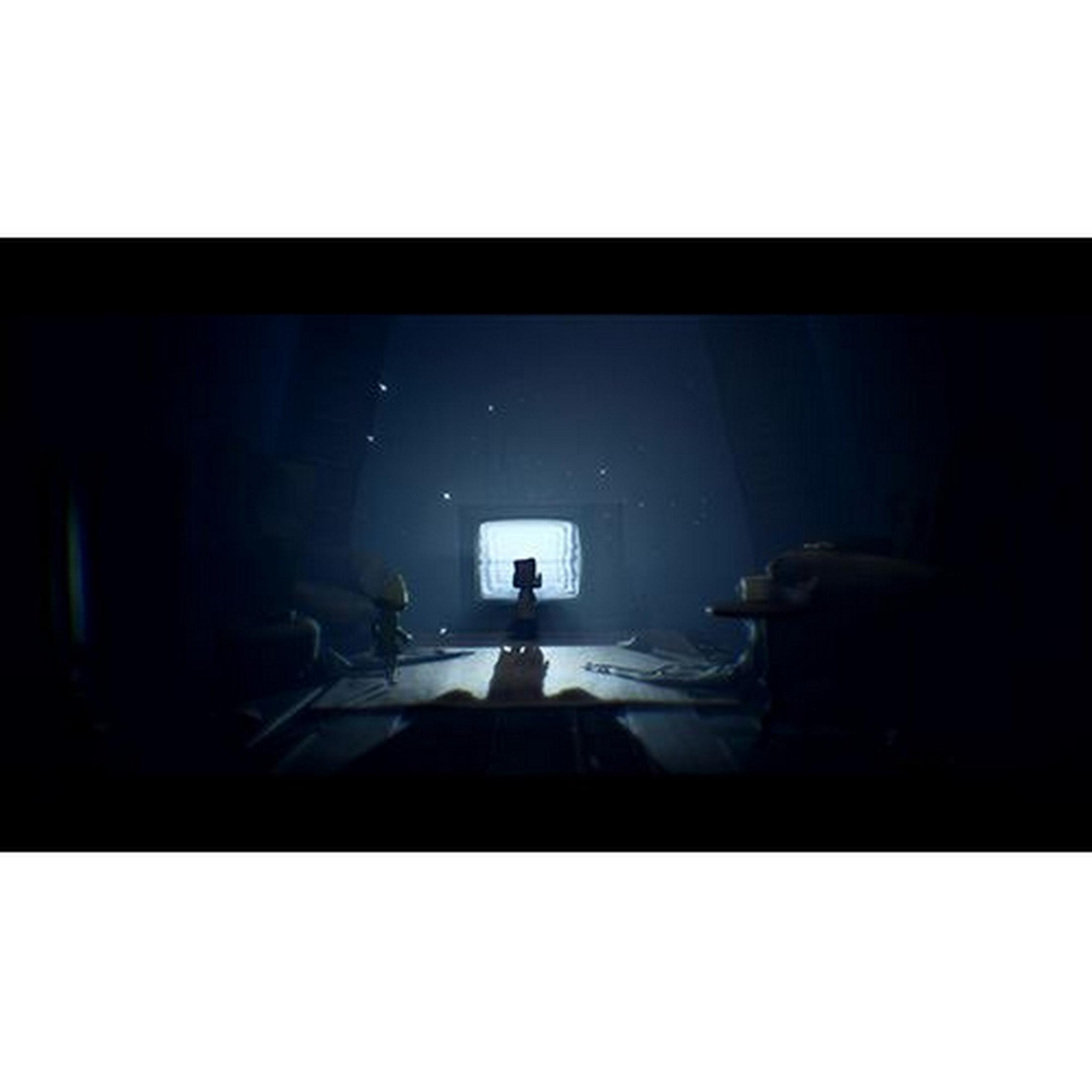 Una habitación oscura con un niño pequeño frente a un televisor parpadeante.