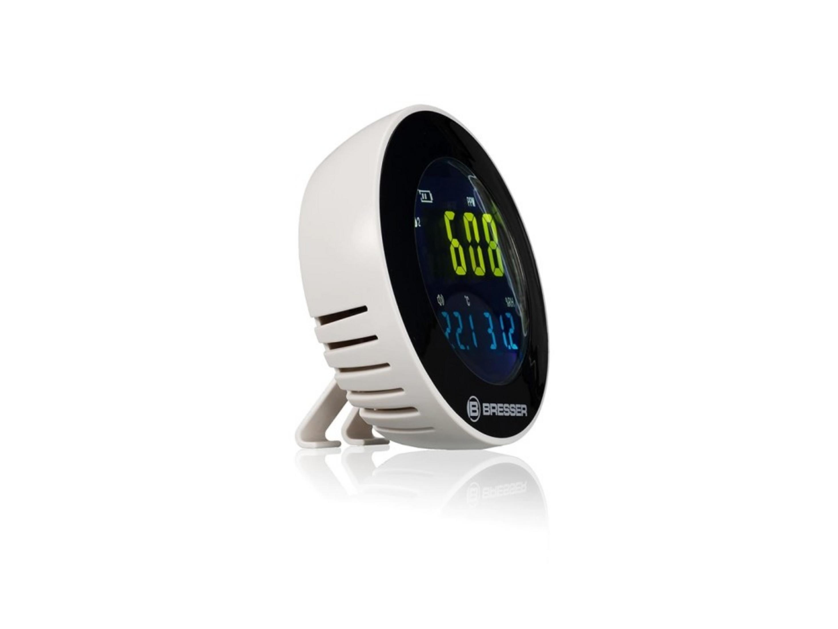 Un monitor de CO2 Bresser blanco que muestra 608 y 22.1°C en pantalla.