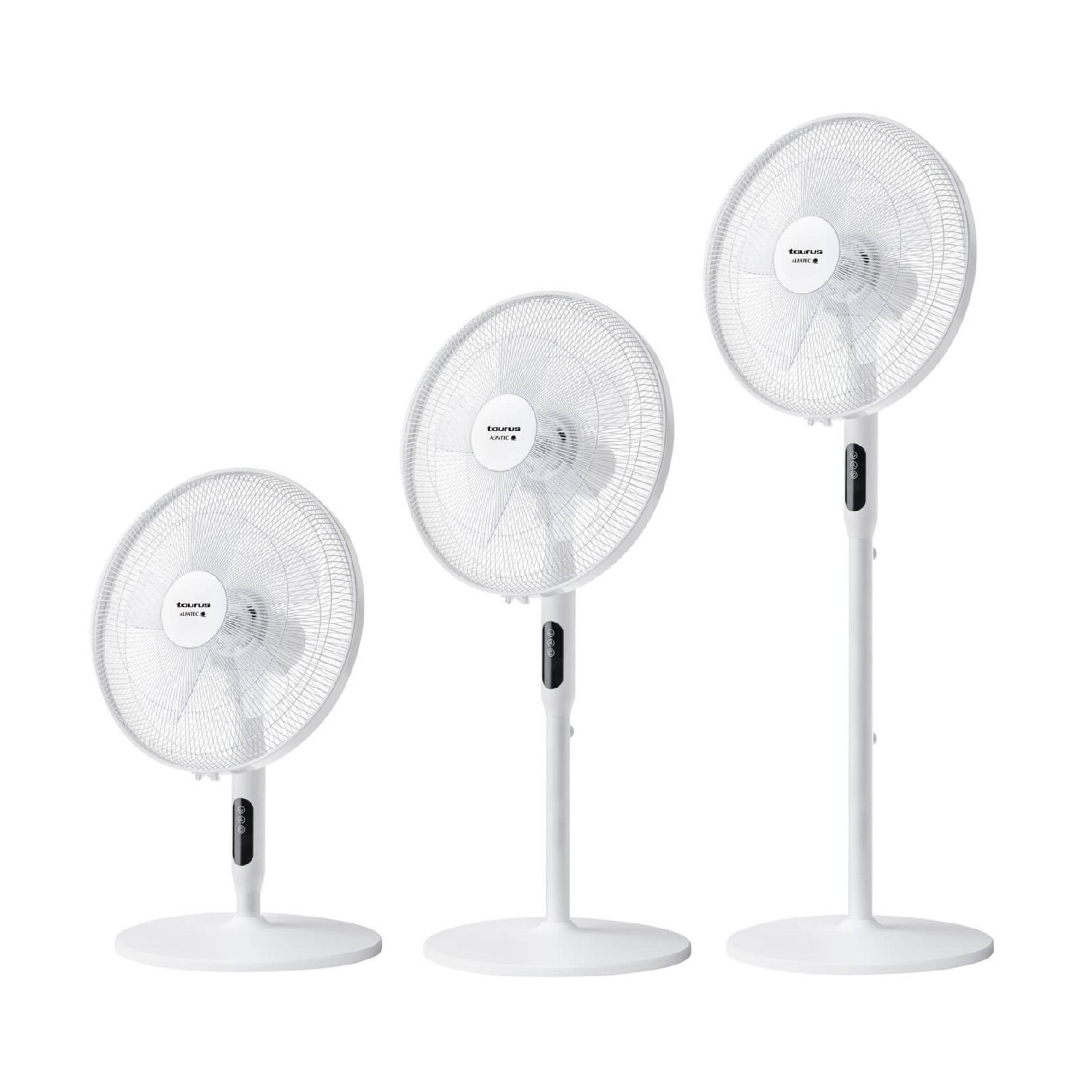 Tre ventilatori da terra bianchi di diverse dimensioni su sfondo bianco.