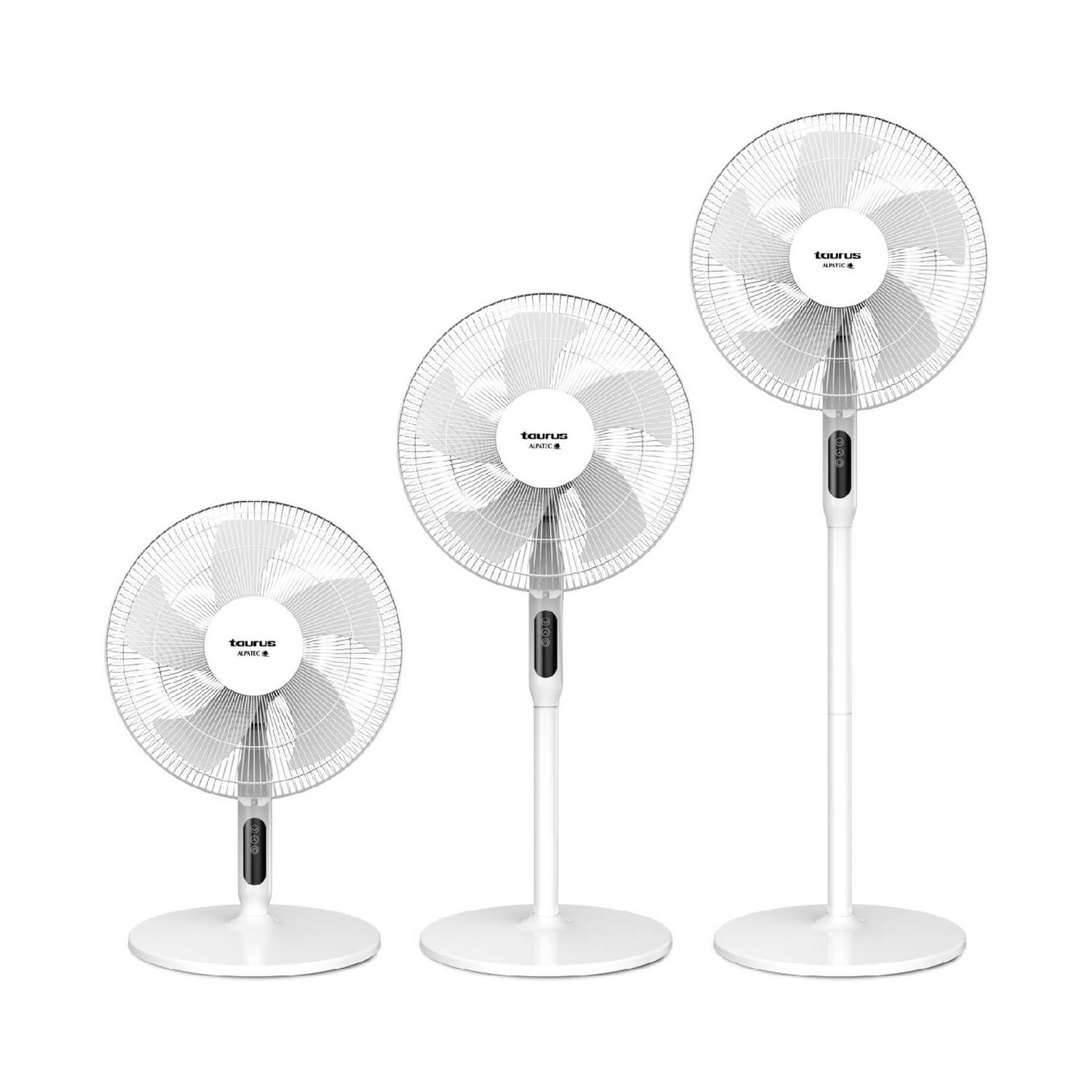 Tre ventilatori da pavimento bianchi di varie dimensioni su sfondo bianco.