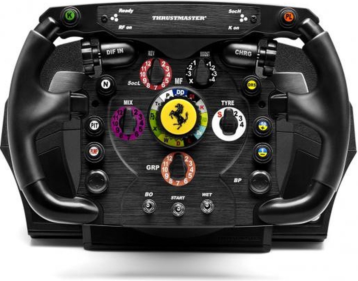 Een zwart race stuur met veel knoppen en een centraal Ferrari-logo.