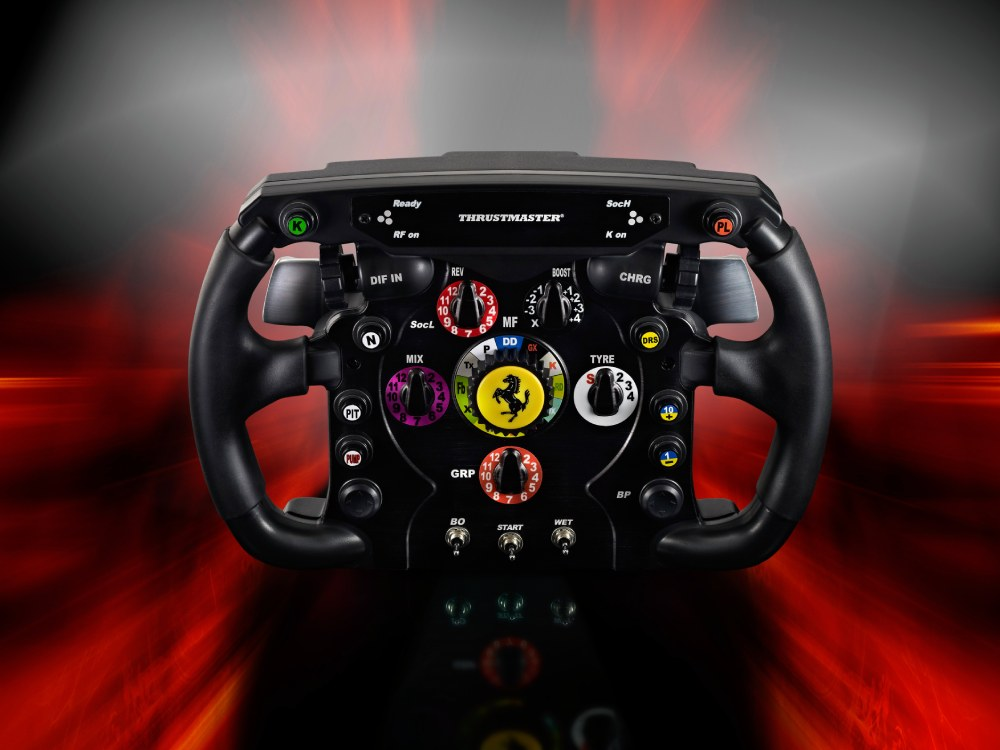 Een zwart racestuur met veel knoppen en een Ferrari-logo.