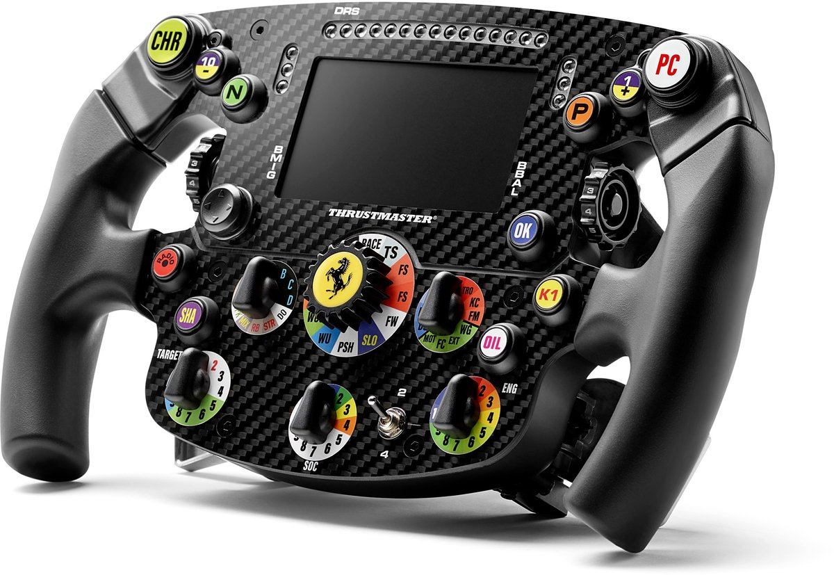 Ein schwarzes Rennlenkrad mit vielen Knöpfen, einem Bildschirm und dem Ferrari-Logo.