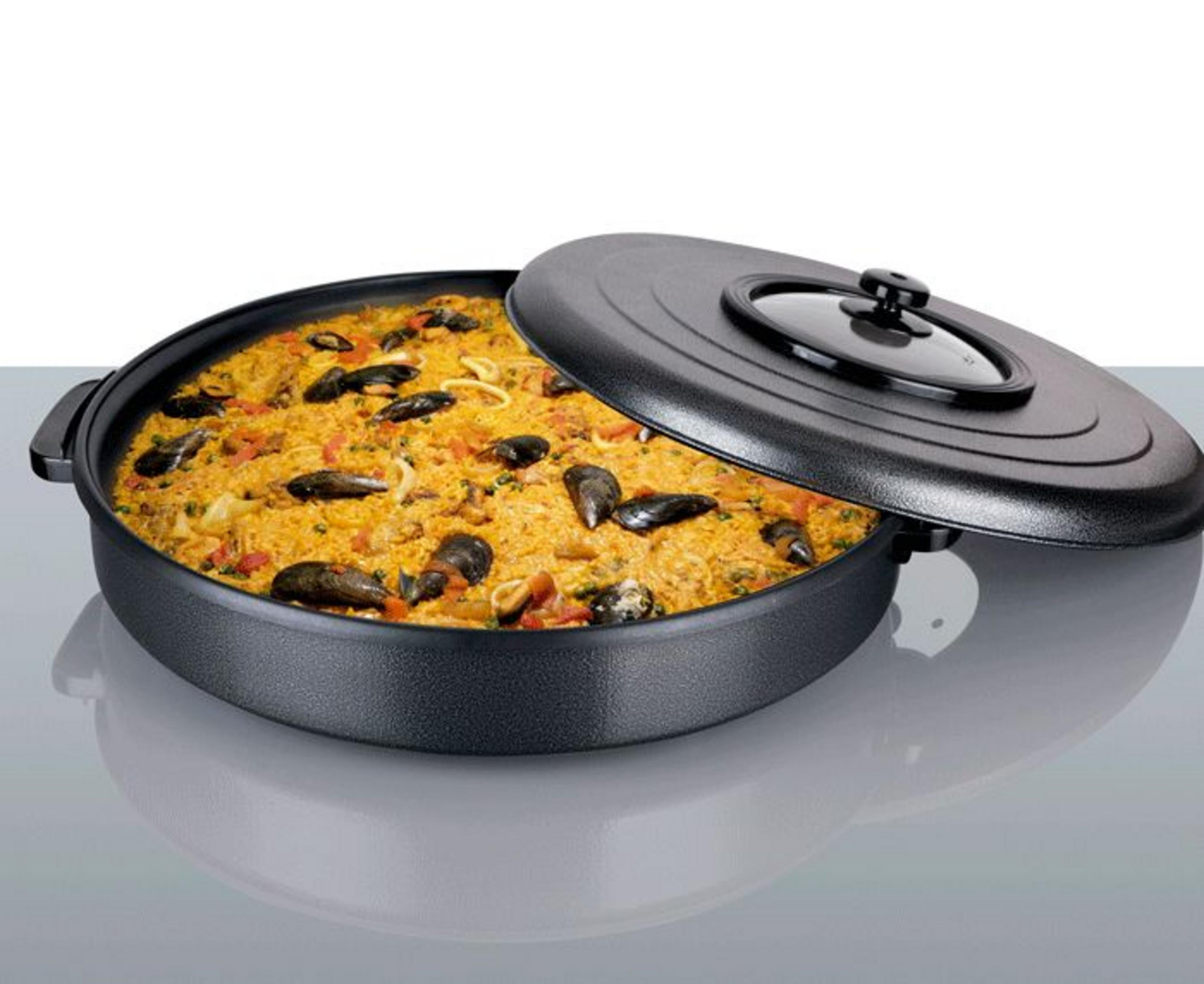 Una paella de marisco en una olla negra con tapa.