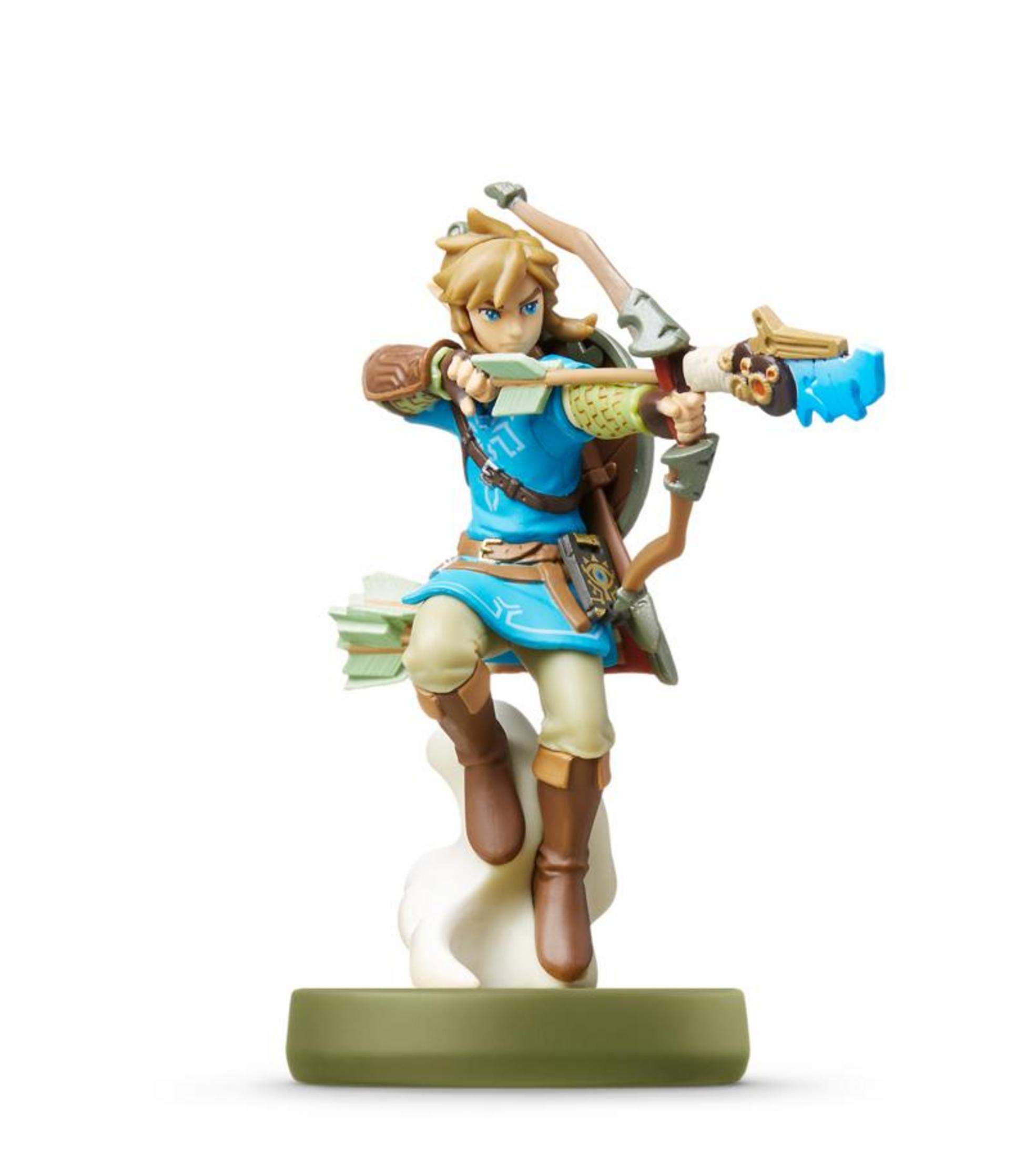 Une figurine de Link avec un arc et des flèches, une chemise bleue et des bottes brunes.
