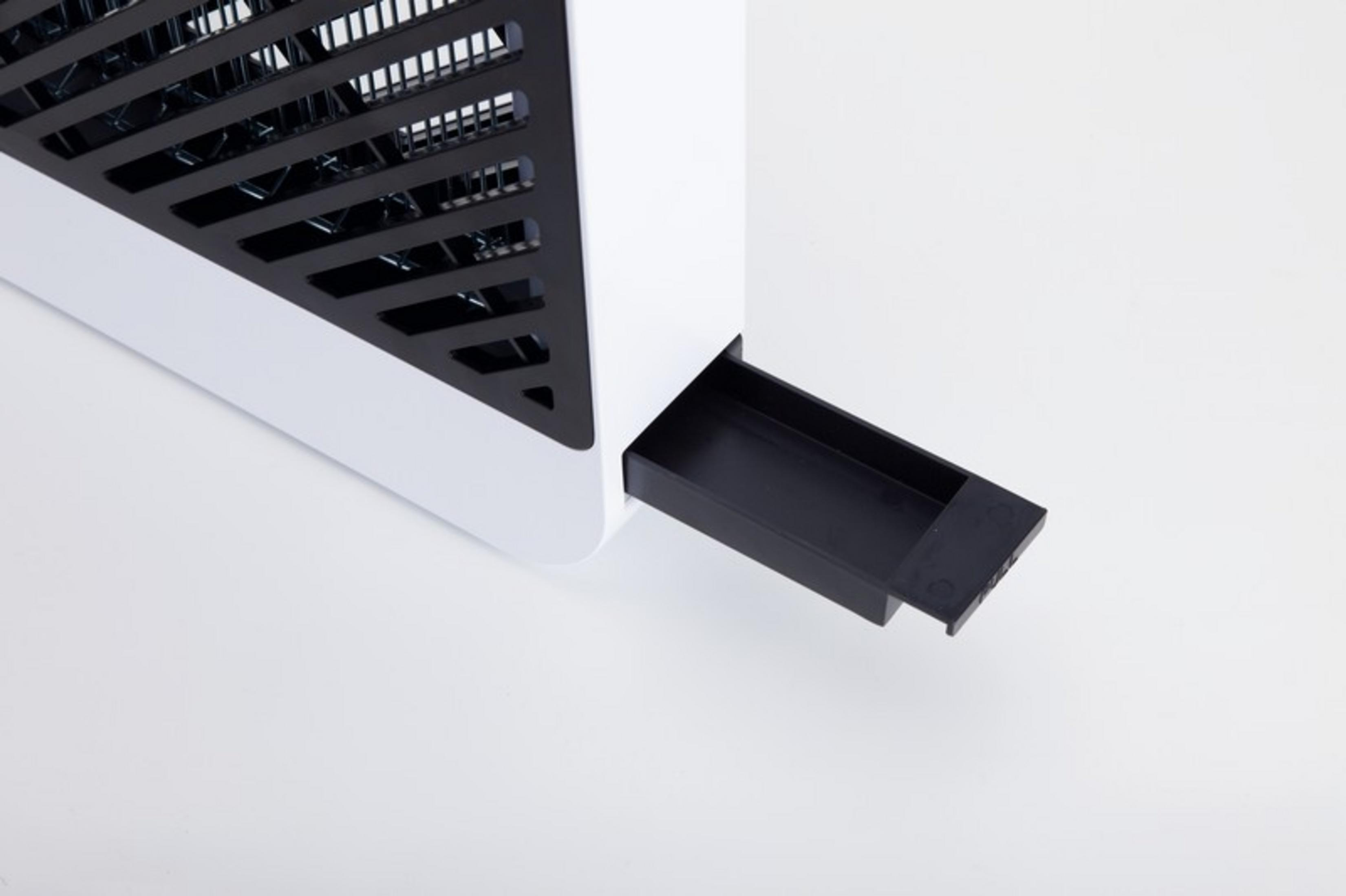 Carcasa blanca con rejilla de ventilación negra y cajón extraíble.