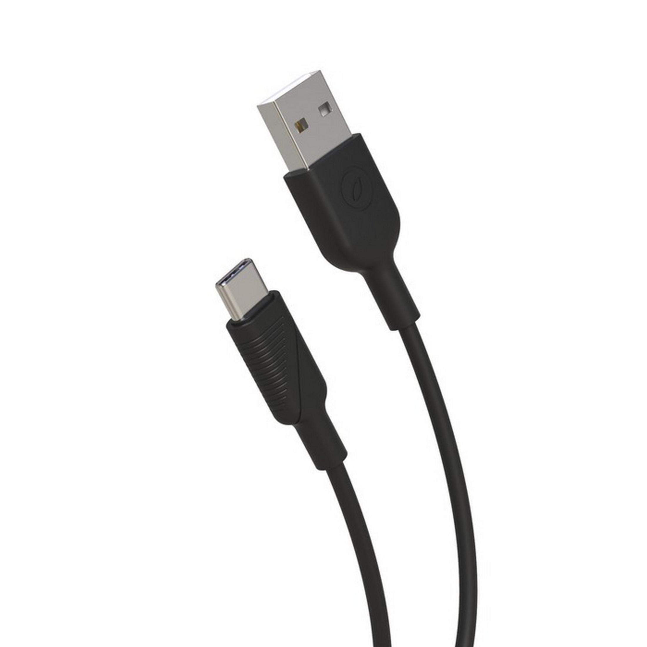 Un cable USB-C a USB-A negro con conectores blancos.