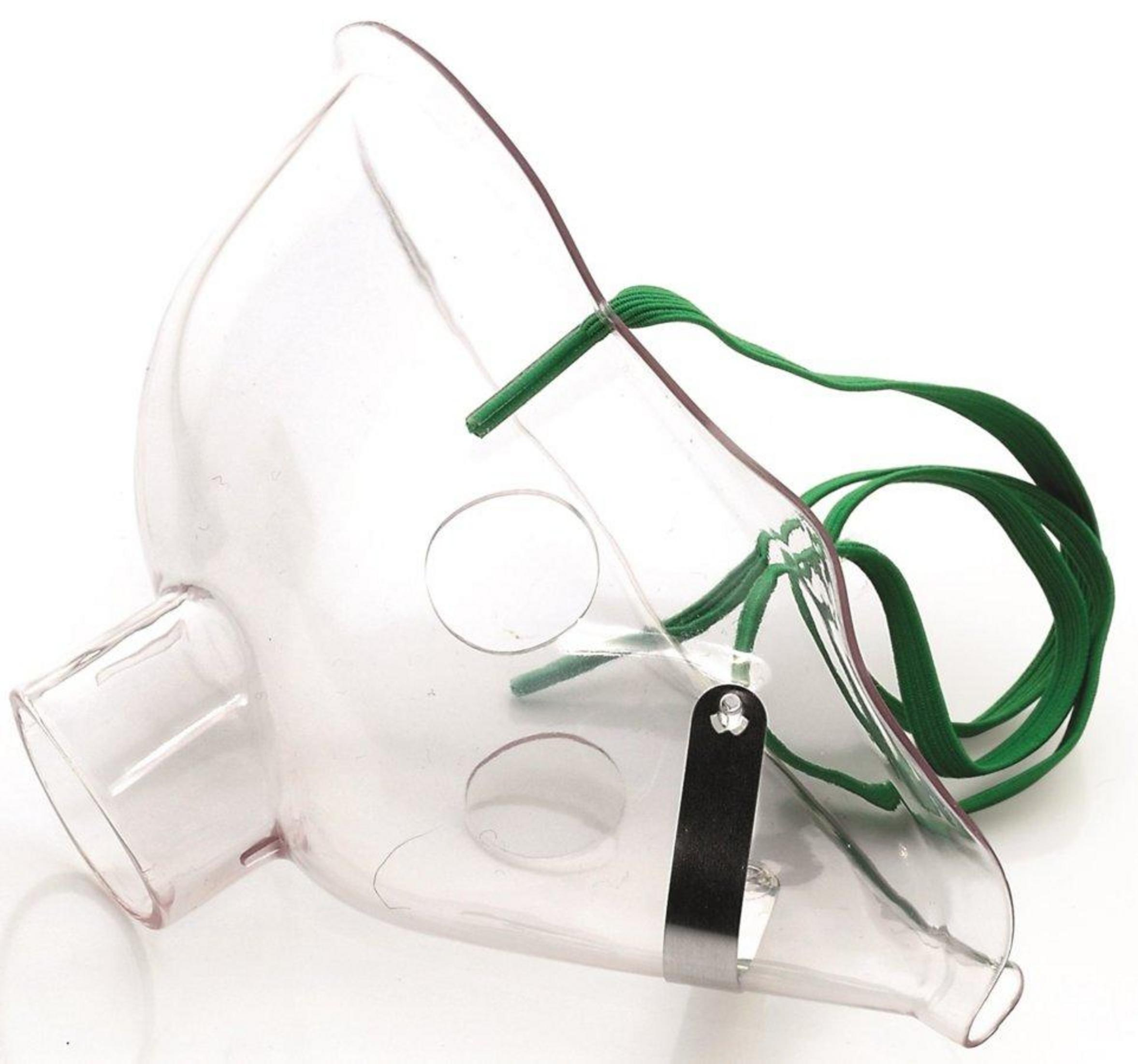 Mascarilla de oxígeno de plástico transparente con correa verde, sobre fondo blanco.