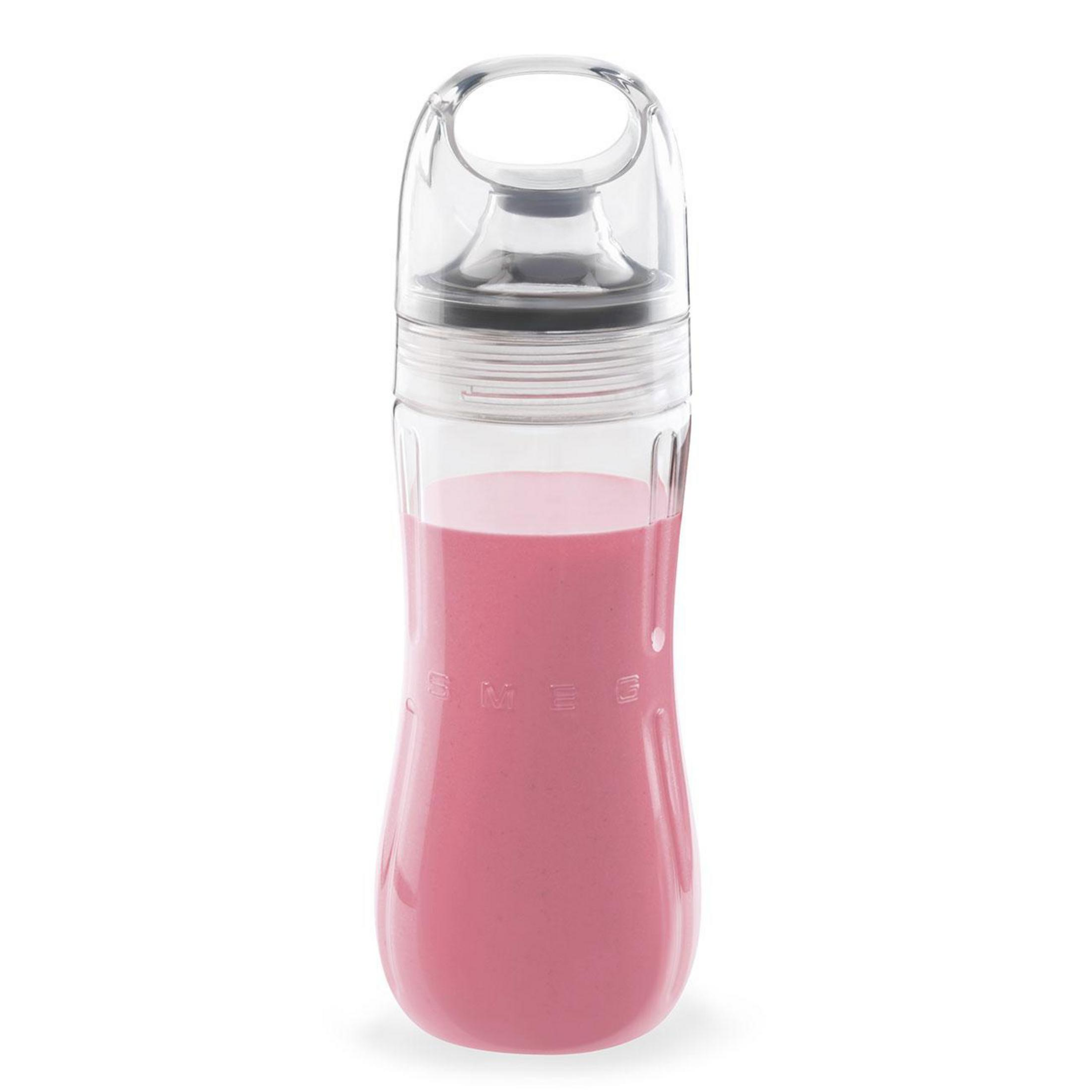 Botella transparente con batido rosa, tapa transparente con asa.