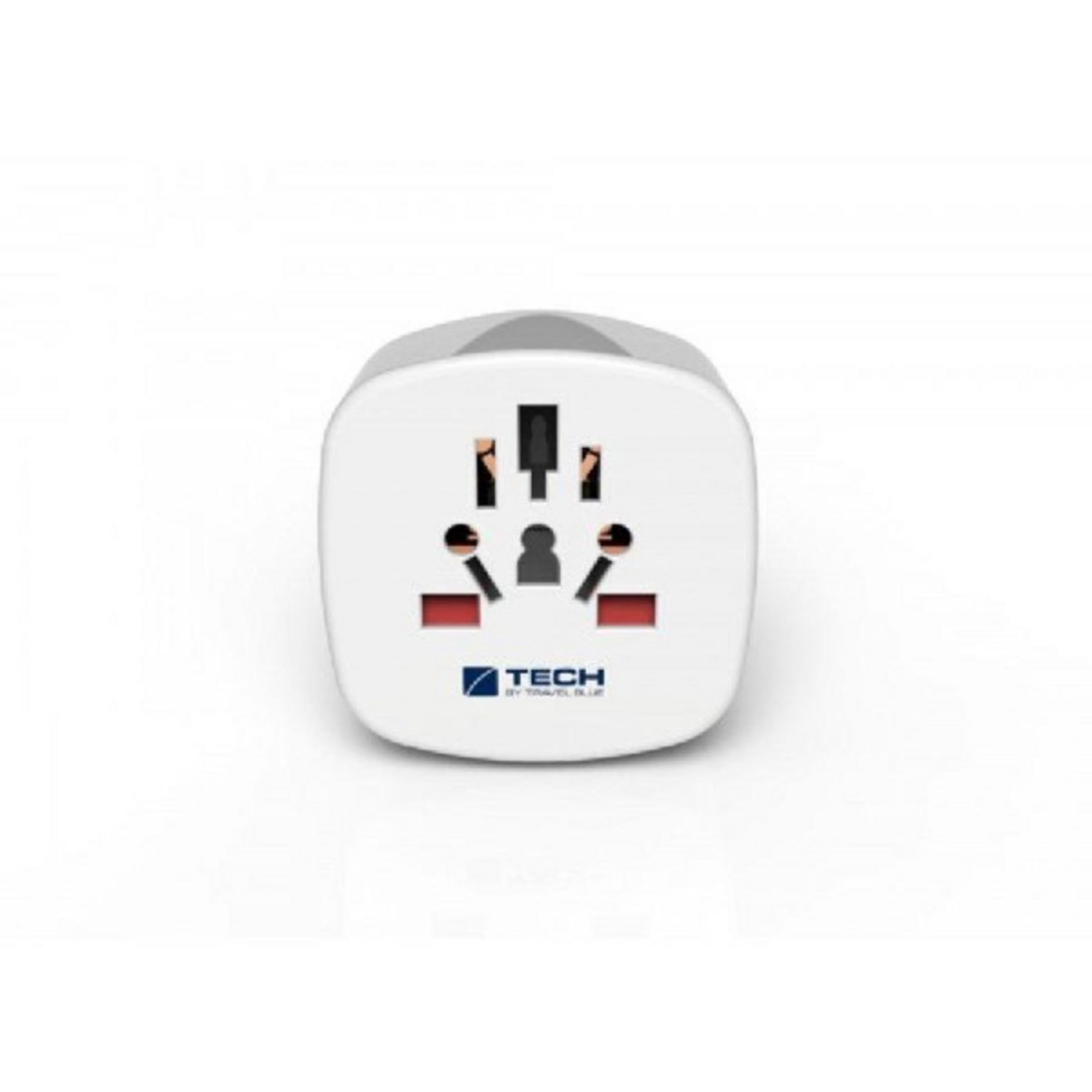 Un adattatore universale bianco con più prese e il logo "TECH BY TRAVEL BLUE".