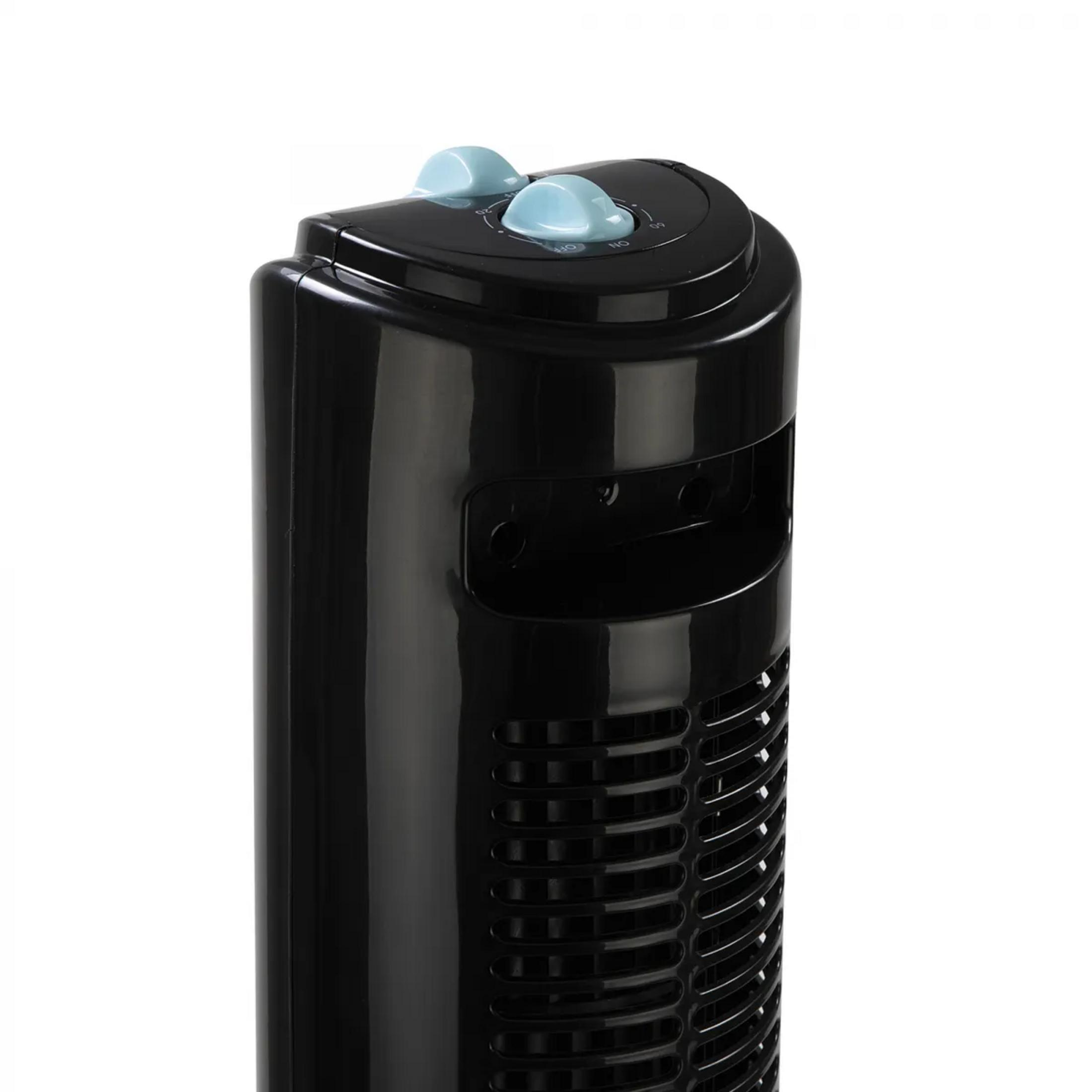 Primer plano de un ventilador de torre negro con controles azules en la parte superior.