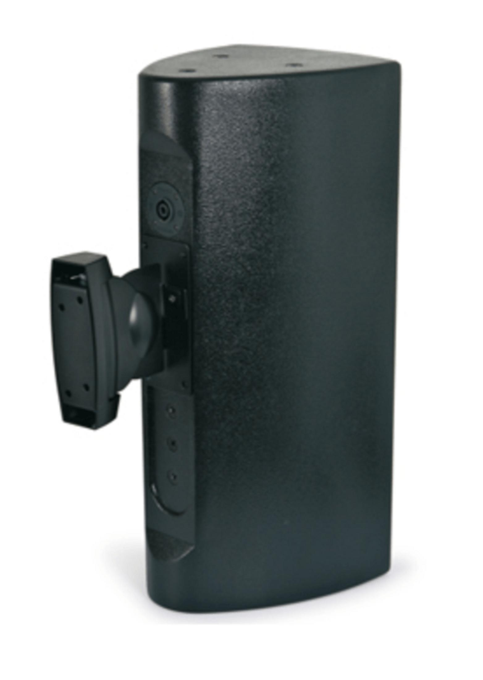 Altavoz negro con soporte de pared, aislado sobre fondo blanco.