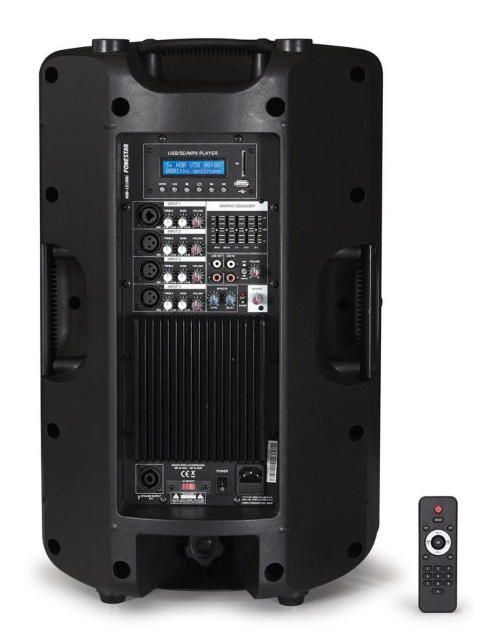 Parte trasera de un altavoz negro con puertos, controles y mando a distancia.