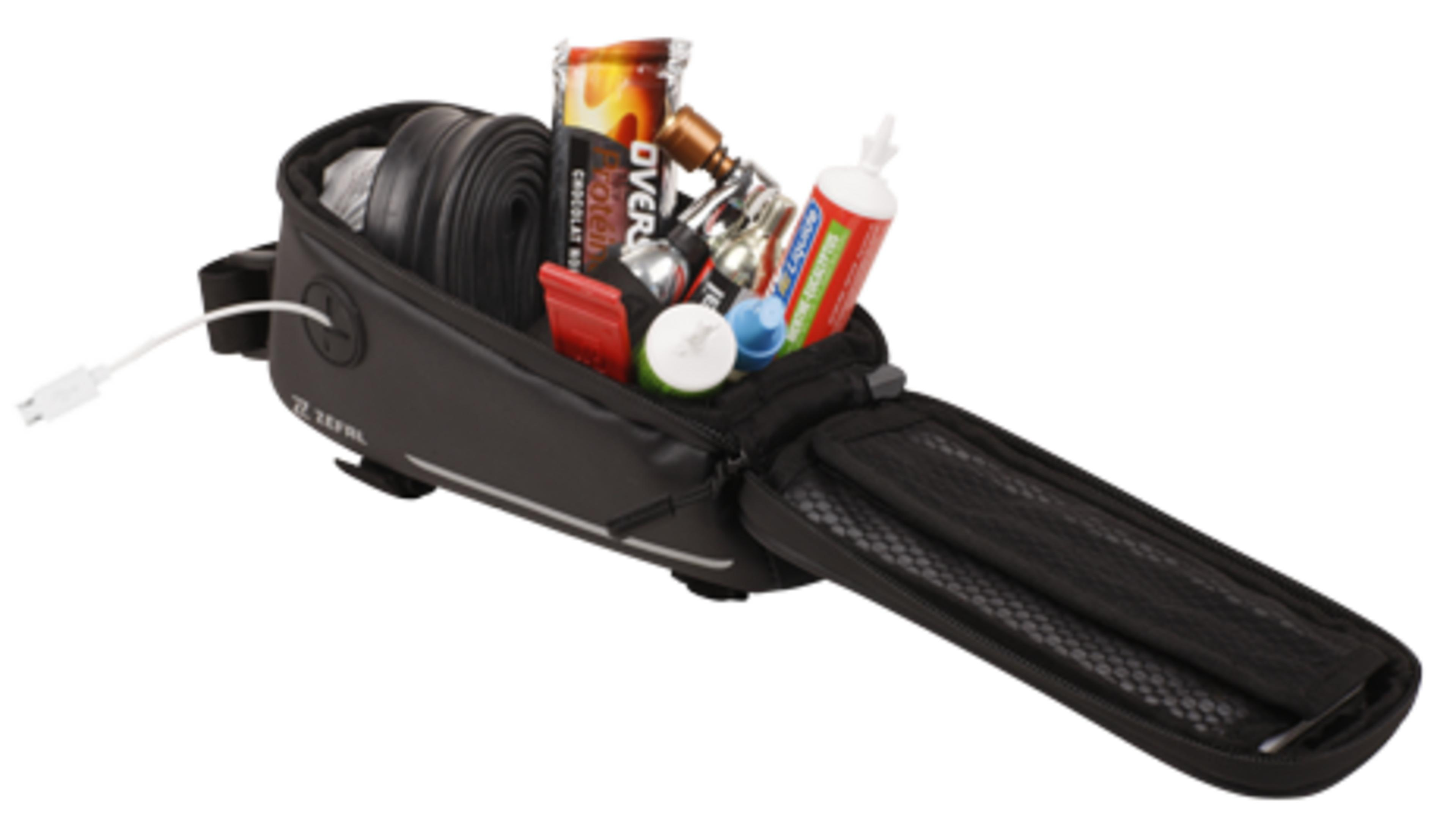 Schwarze Fahrradtasche mit Inhalt wie Schlauch, Riegeln, Flaschen und Werkzeug.