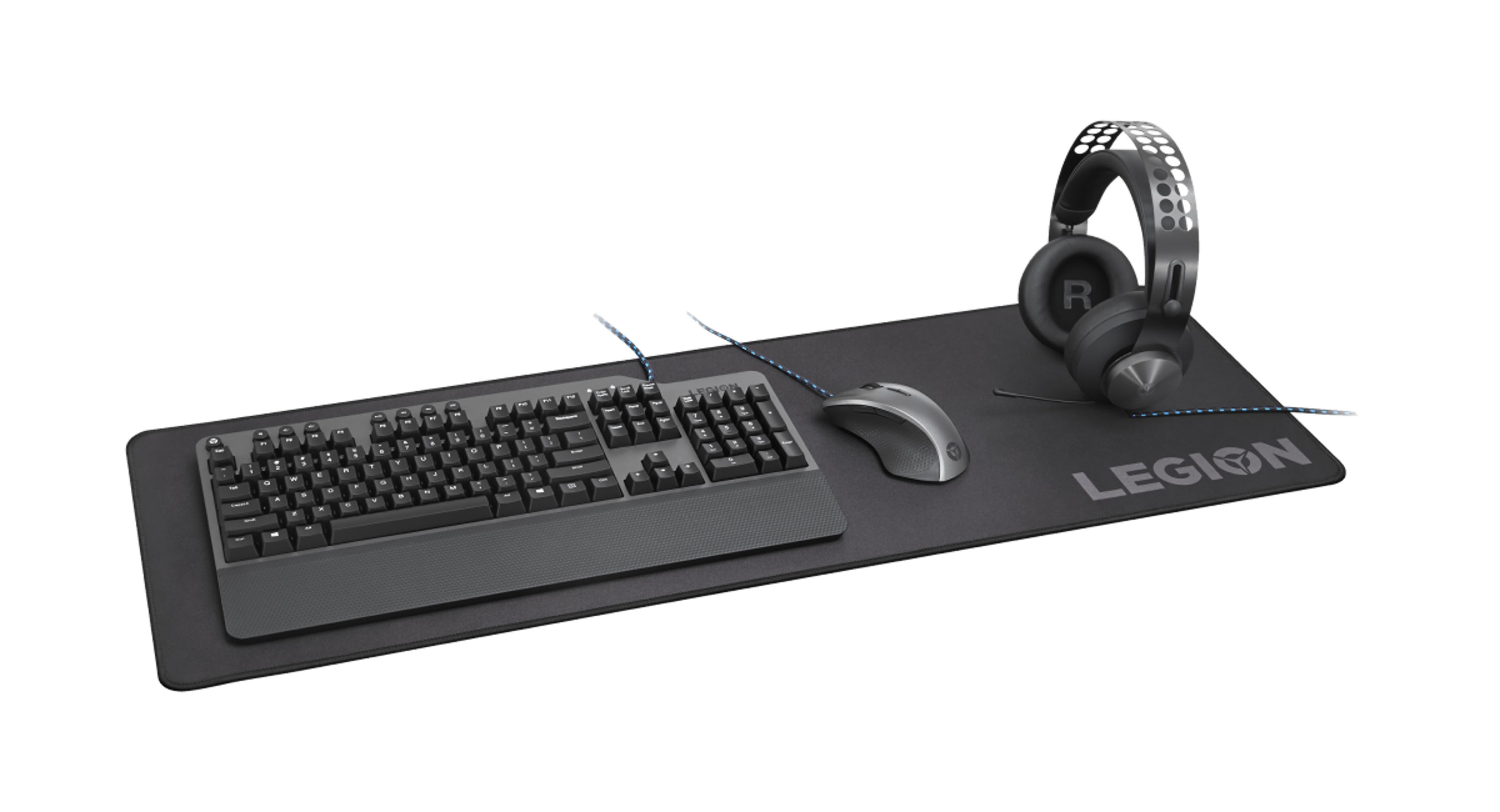 Souris, clavier et casque de jeu gris sur un tapis noir Legion.