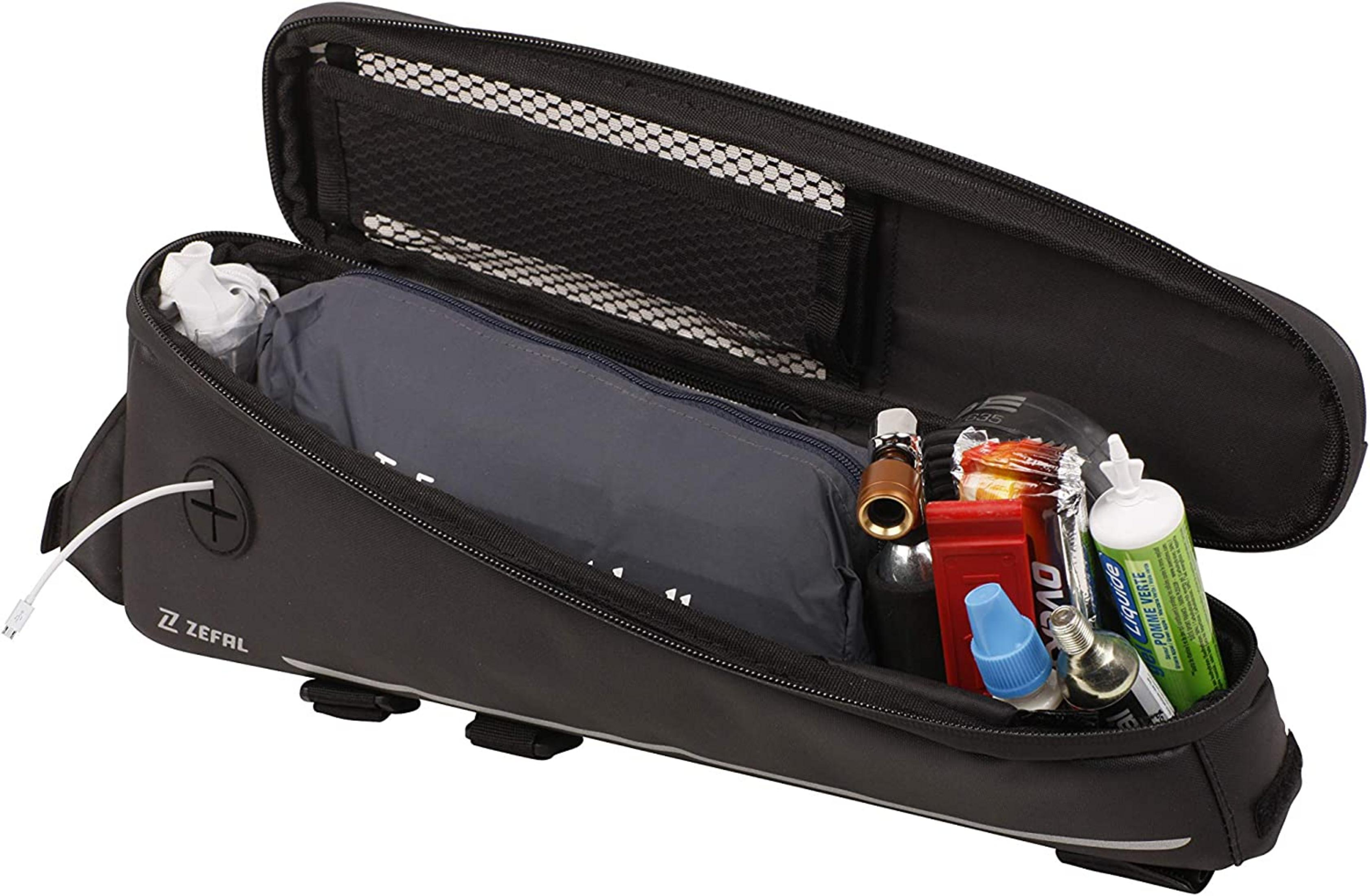 Schwarze Fahrradtasche mit Werkzeugen: CO2-Kartusche, Reifenheber, Pumpe.